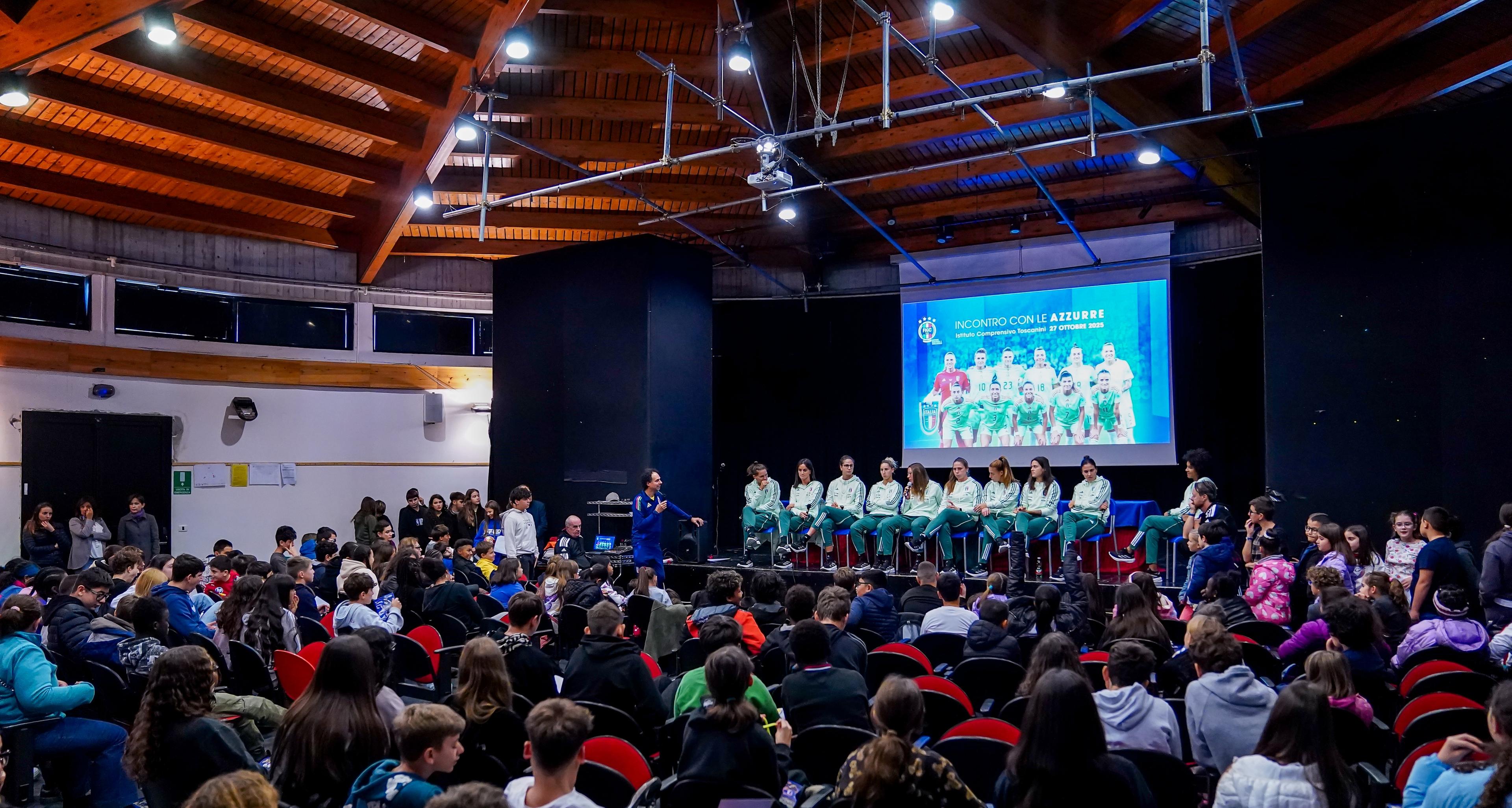 Parma carica le Azzurre. Grande entusiasmo all’Istituto Toscanini per l’incontro con le calciatrici
