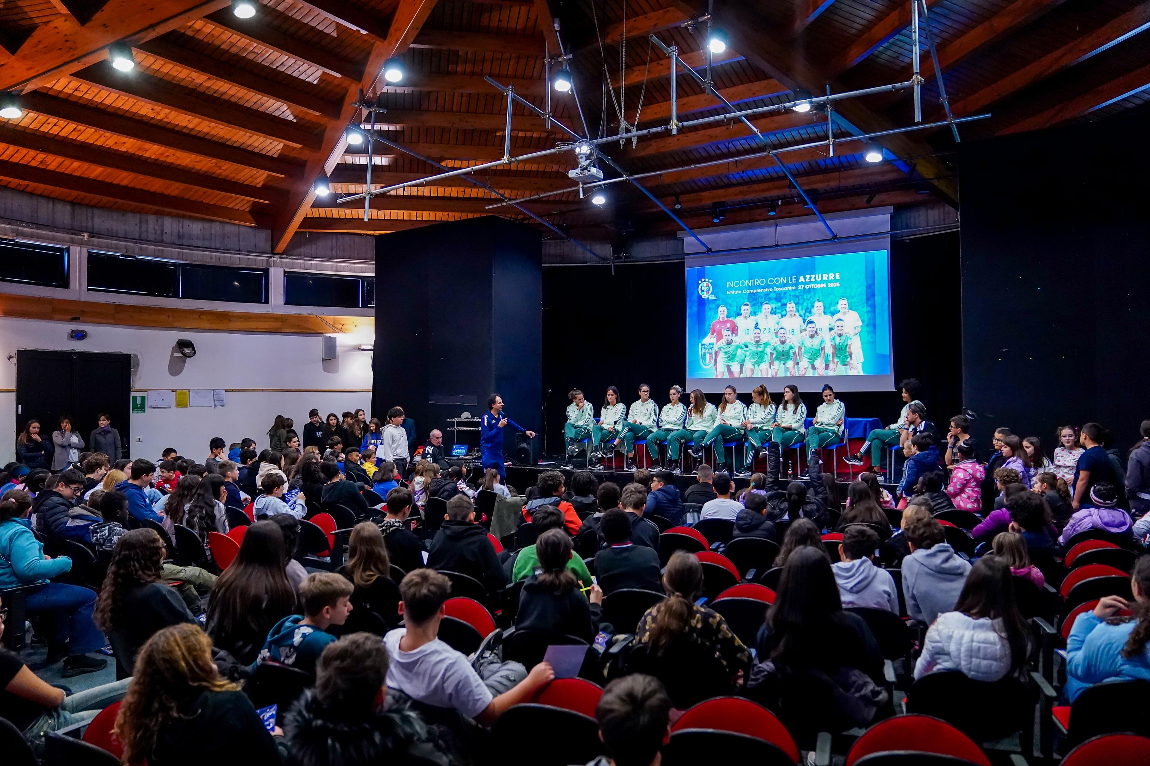 Parma carica le Azzurre. Grande entusiasmo all’Istituto Toscanini per l’incontro con le calciatrici