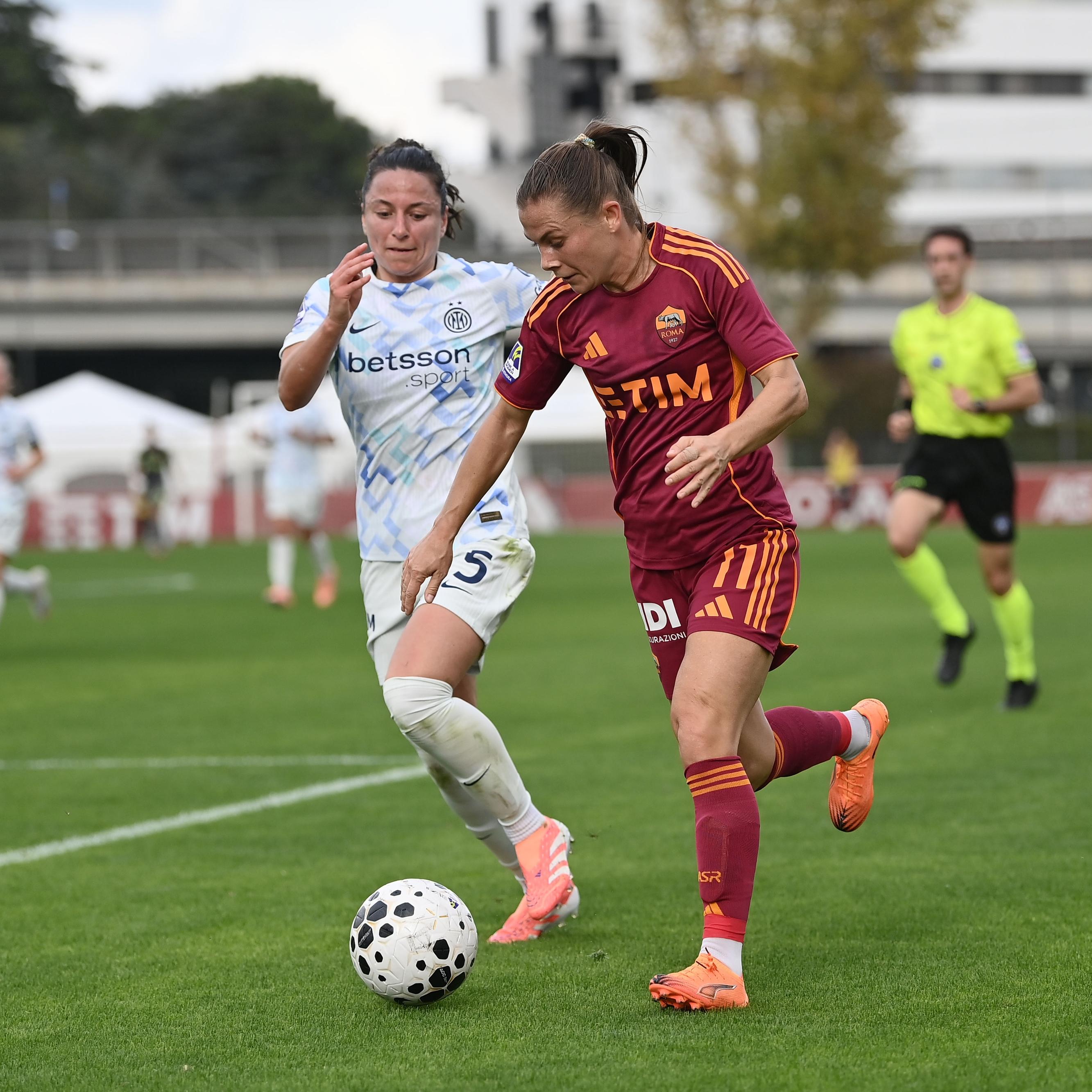 Il weekend si apre venerdì sera con Fiorentina-Roma. Sabato Inter-Sassuolo e Milan-Juventus