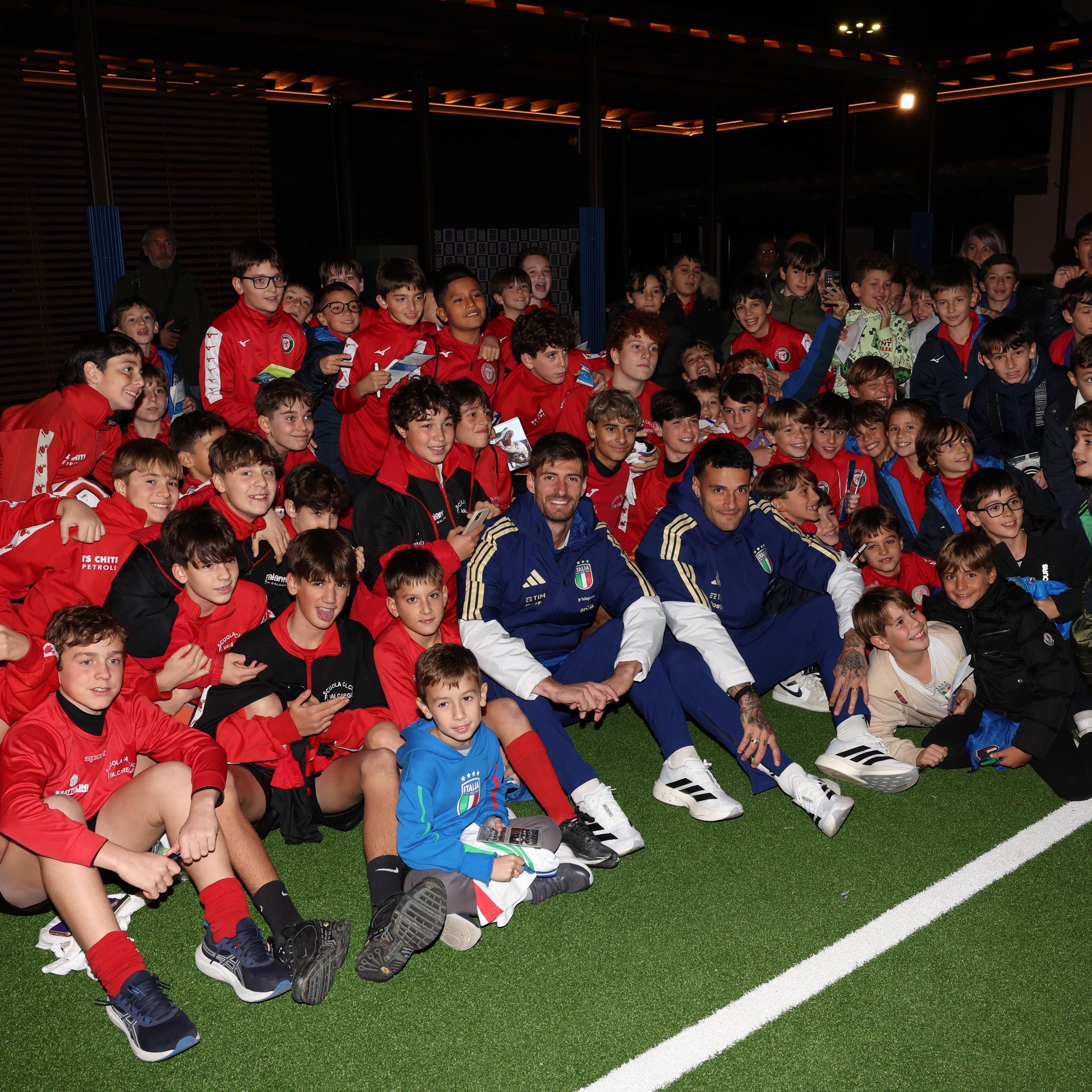 Gli Azzurri incontrano i giovani tifosi al Museo del Calcio: ‘meet and greet’ con Gabbia e Scamacca