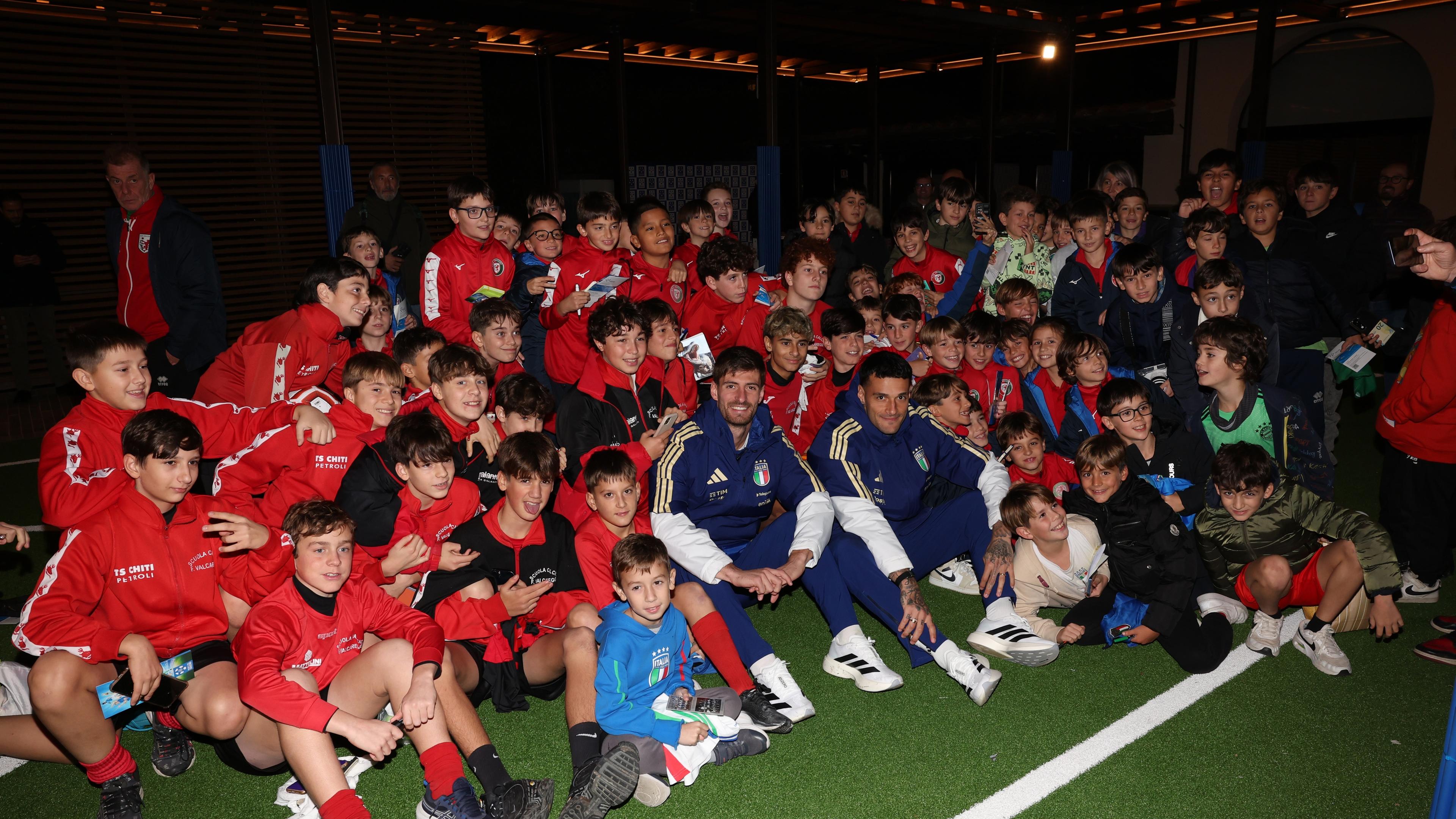 Gli Azzurri incontrano i giovani tifosi al Museo del Calcio: ‘meet and greet’ con Gabbia e Scamacca