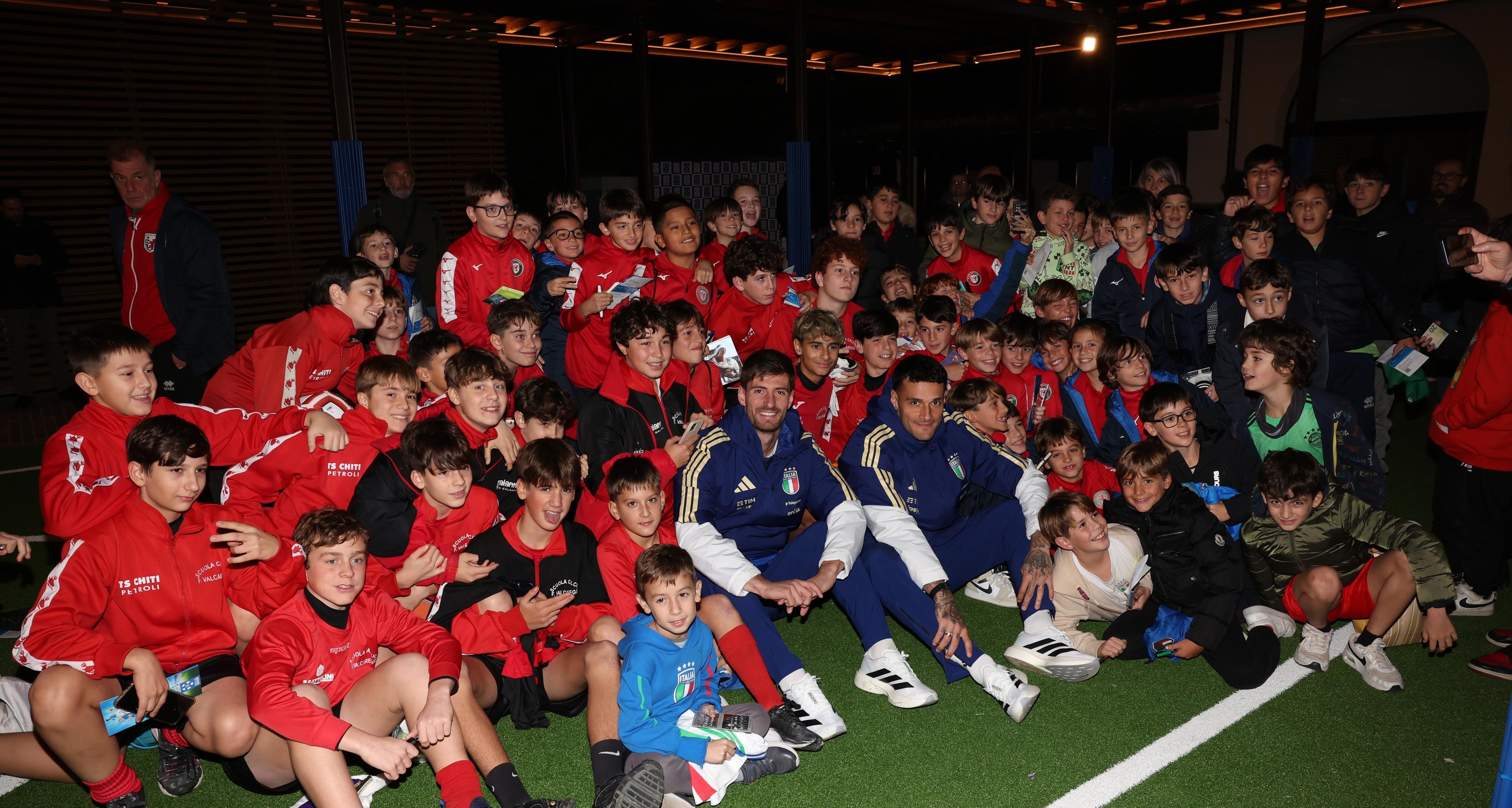 Gli Azzurri incontrano i giovani tifosi al Museo del Calcio: ‘meet and greet’ con Gabbia e Scamacca