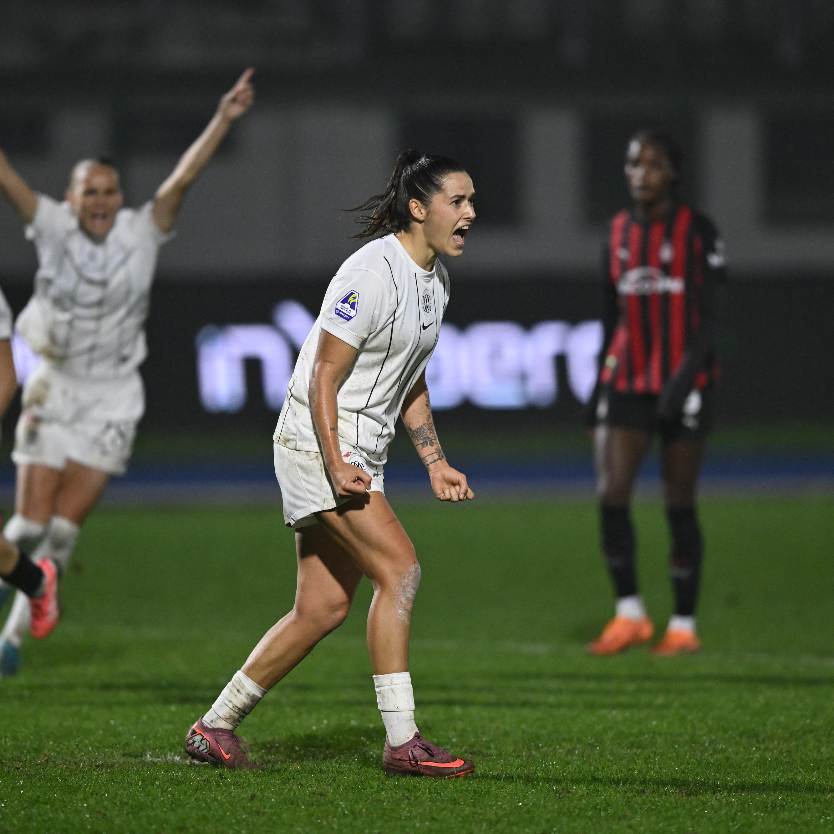 Il Como sogna: 1-0 al Milan e primato. Storico hurrà della Ternana, domenica Roma-Lazio