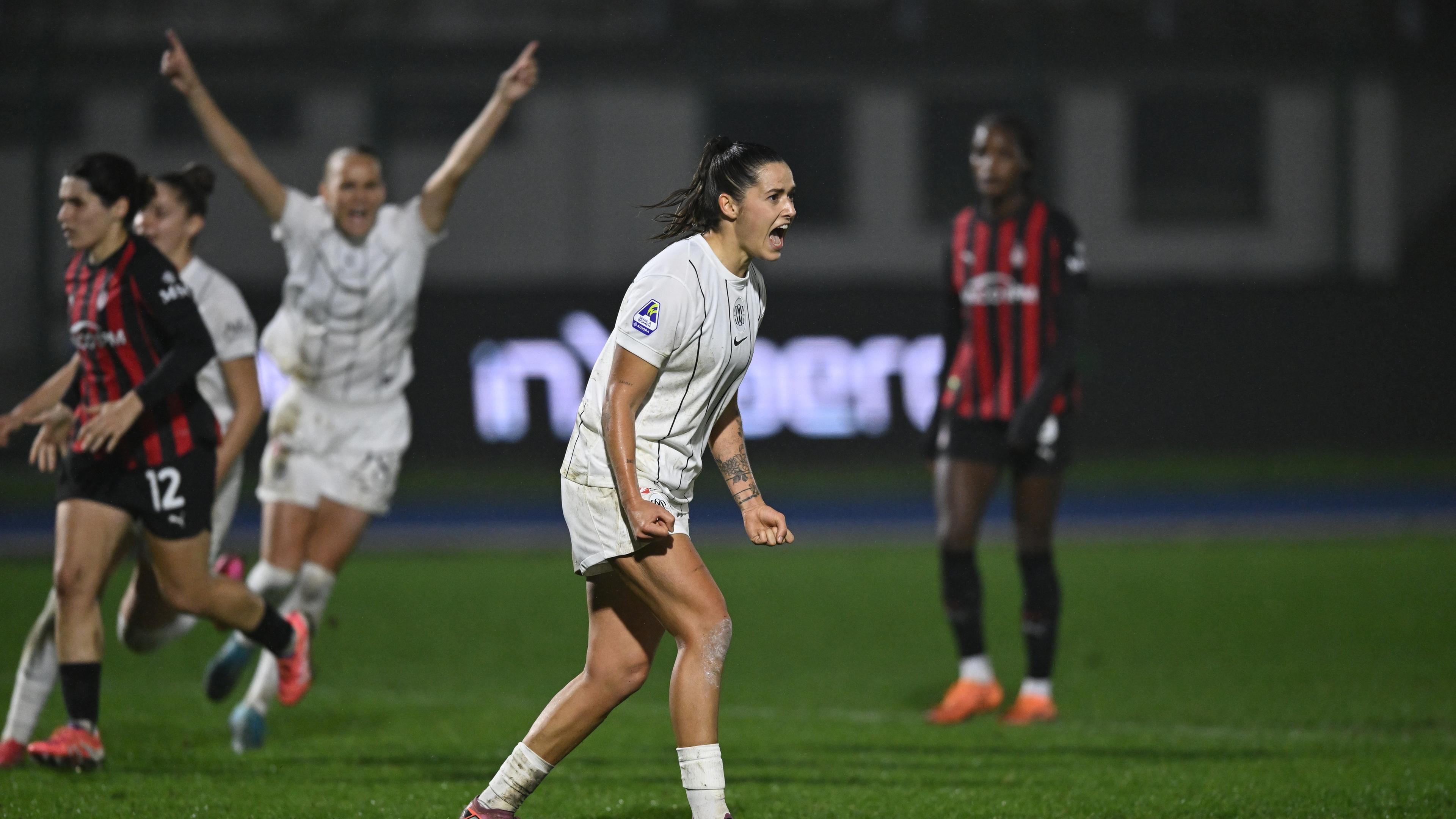 Il Como sogna: 1-0 al Milan e primato. Storico hurrà della Ternana, domenica Roma-Lazio