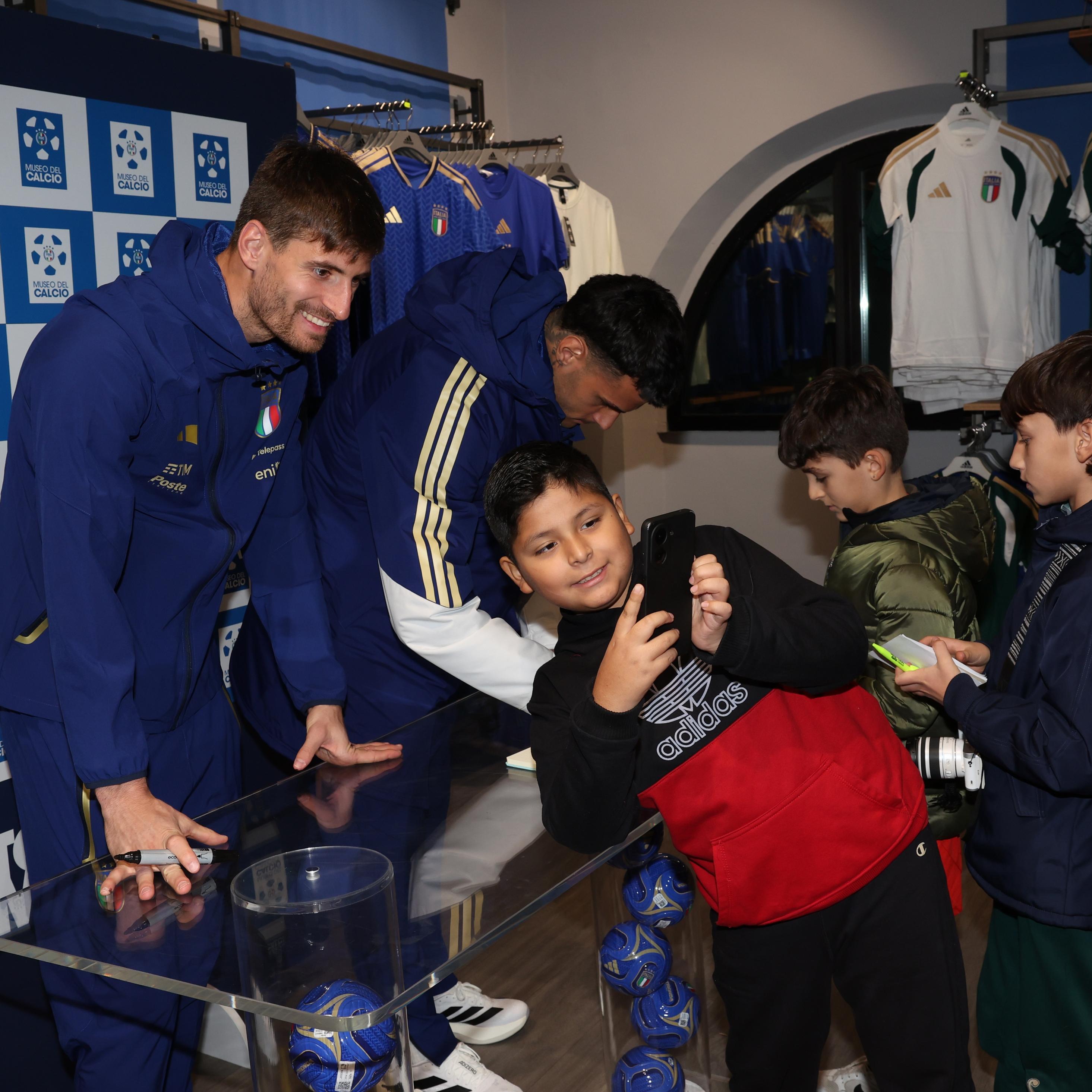 'Meet and greet': Gabbia e Scamacca incontrano i piccoli tifosi al Museo del Calcio