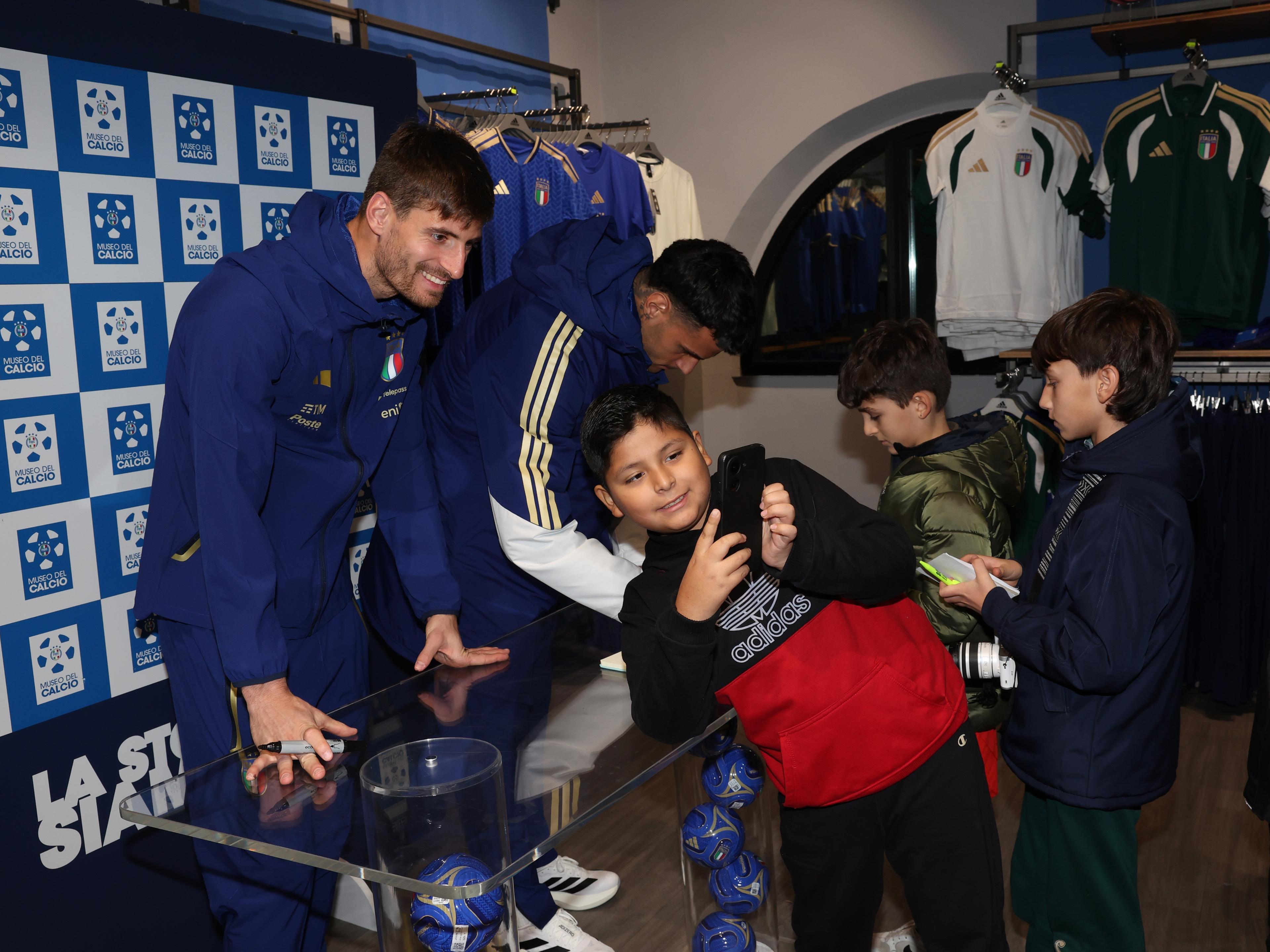 'Meet and greet': Gabbia e Scamacca incontrano i piccoli tifosi al Museo del Calcio