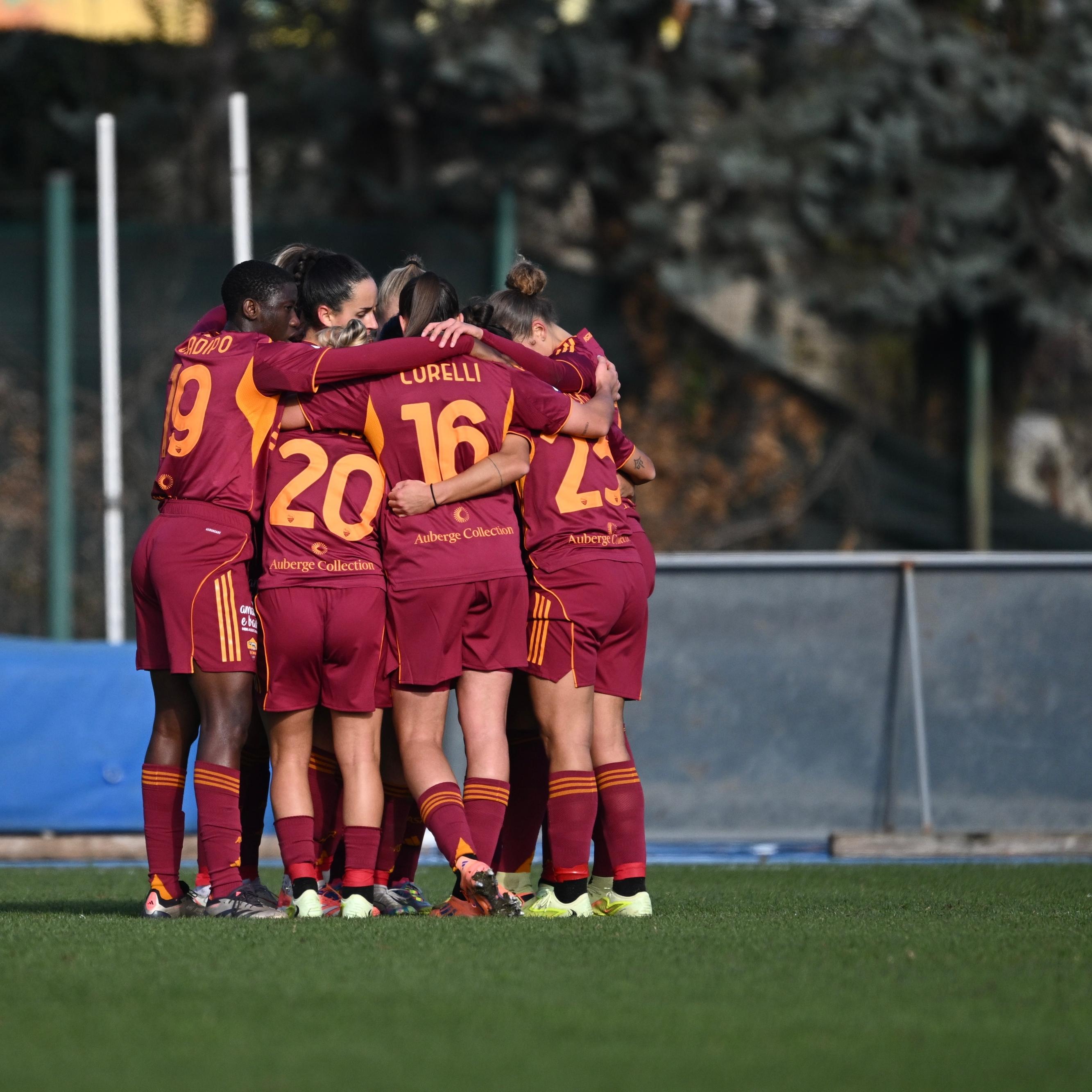 La Roma batte il Como e sale a 18 punti, la Juve vince e accorcia, 2-0 dell’Inter. Pari tra Milan e Sassuolo