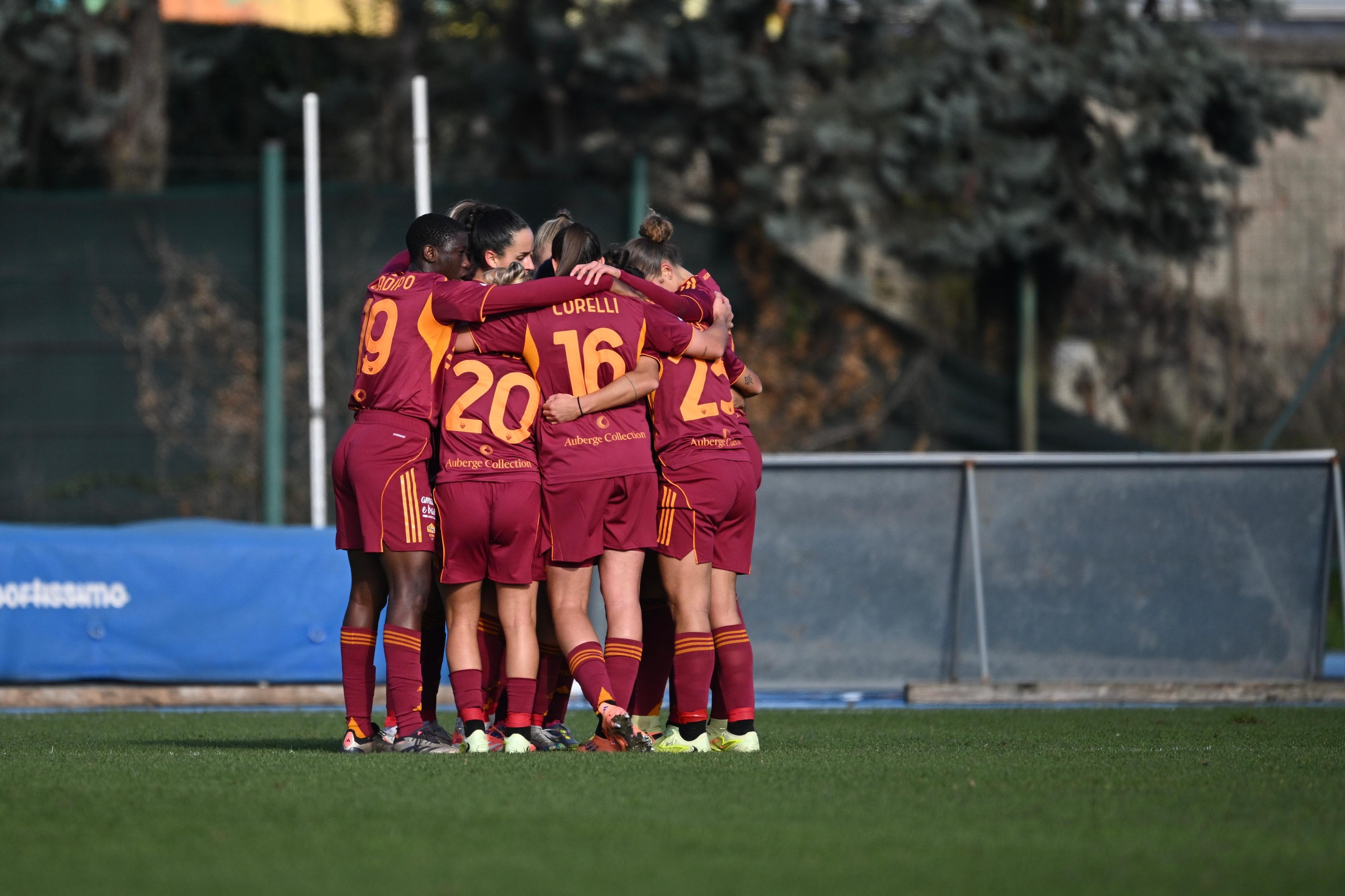 La Roma batte il Como e sale a 18 punti, la Juve vince e accorcia, 2-0 dell’Inter. Pari tra Milan e Sassuolo