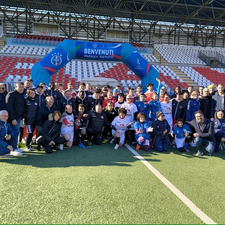 Doppia festa allo stadio di Teramo: in mattinata la giornata di gare, poi la sfilata con le squadre di Serie D