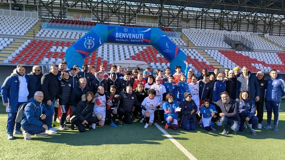 Doppia festa allo stadio di Teramo: in mattinata la giornata di gare, poi la sfilata con le squadre di Serie D