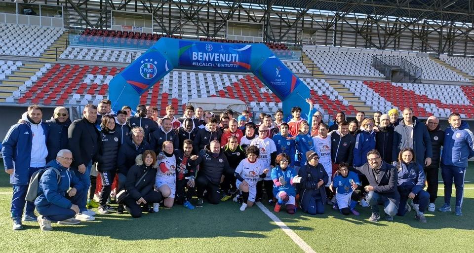 Doppia festa allo stadio di Teramo: in mattinata la giornata di gare, poi la sfilata con le squadre di Serie D