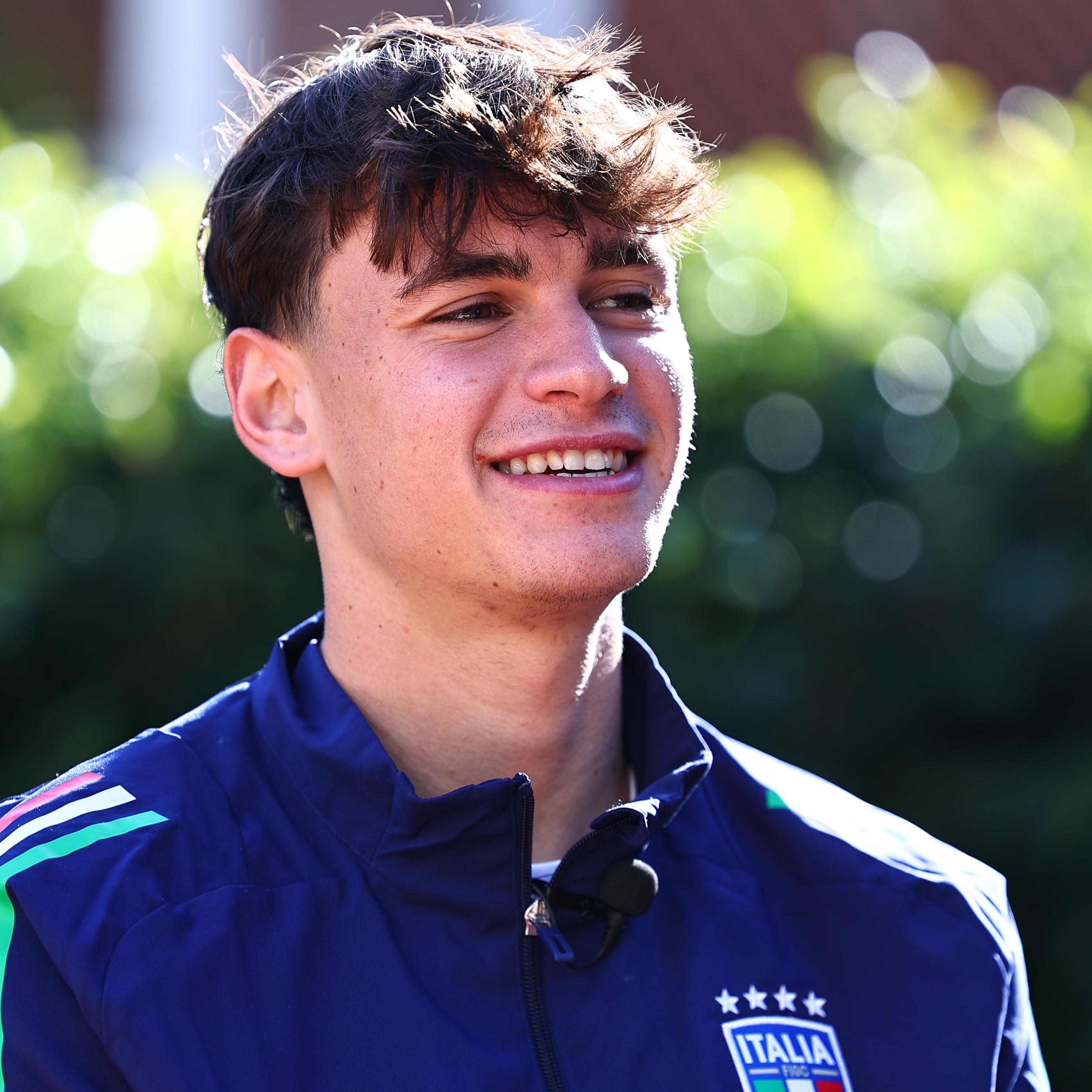 “Non toglietemi il sushi e i film di Aldo, Giovanni e Giacomo”. Pisilli si racconta a Vivo Azzurro TV