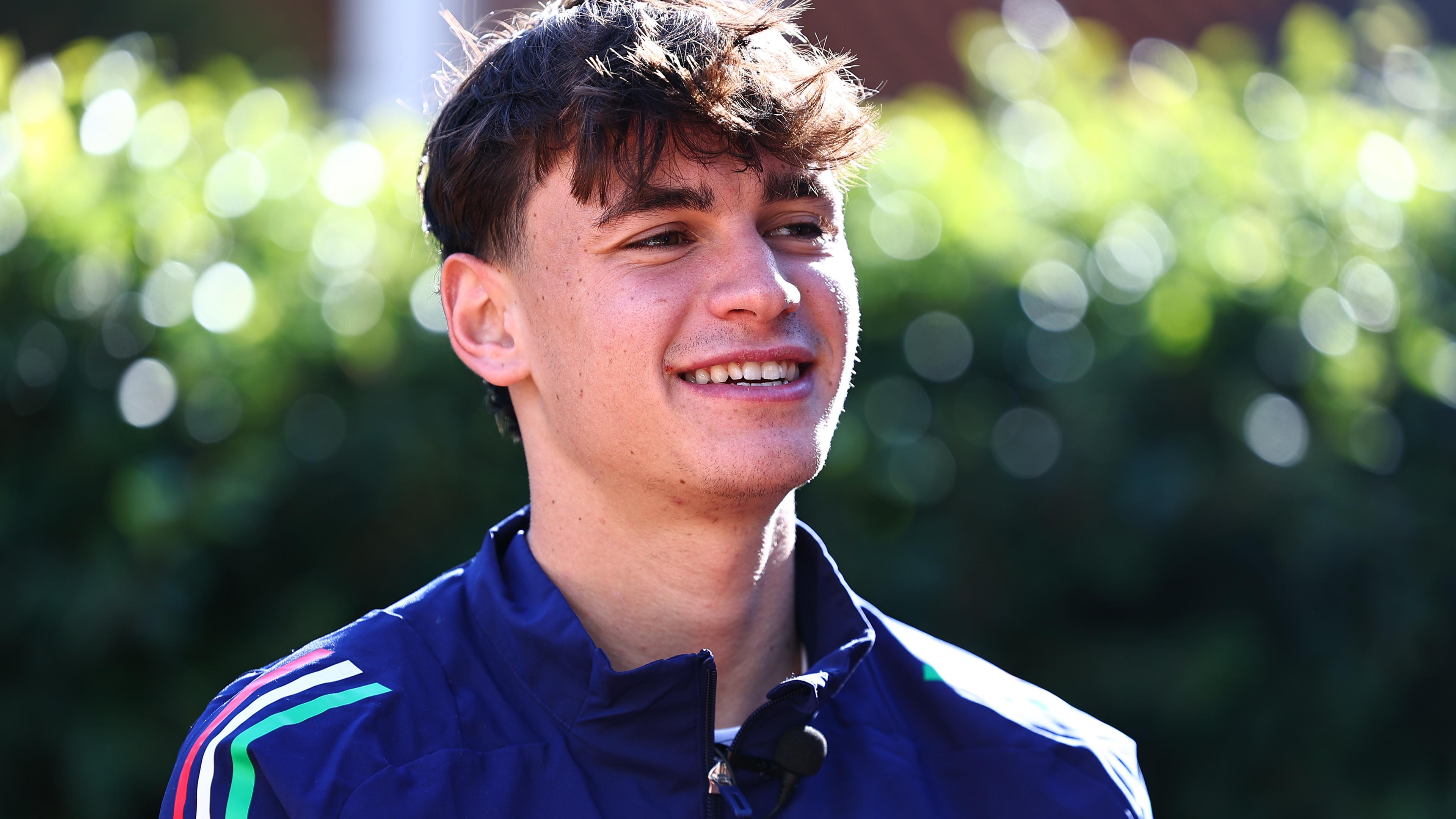 “Non toglietemi il sushi e i film di Aldo, Giovanni e Giacomo”. Pisilli si racconta a Vivo Azzurro TV