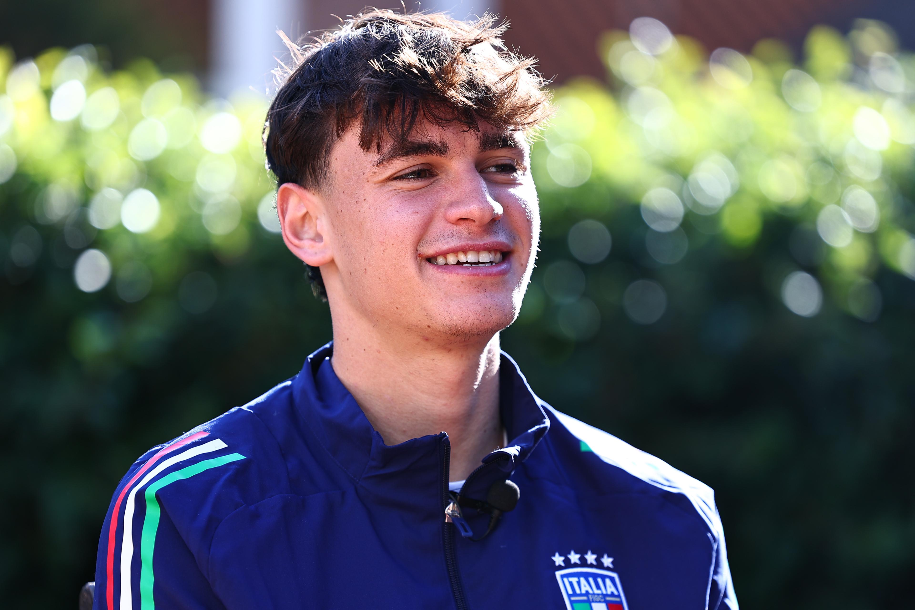 “Non toglietemi il sushi e i film di Aldo, Giovanni e Giacomo”. Pisilli si racconta a Vivo Azzurro TV