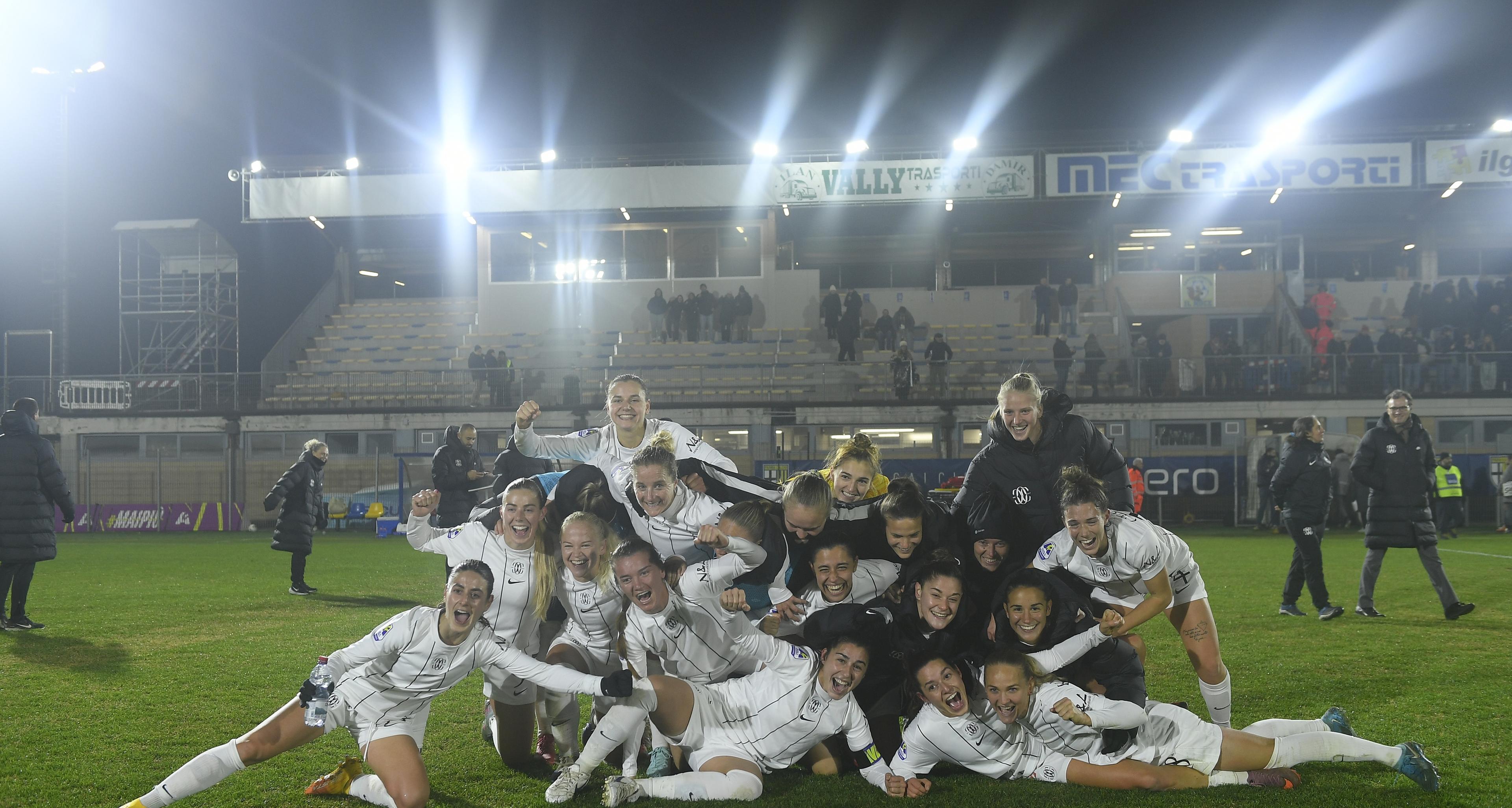 Il Como batte 1-0 il Parma e vola al secondo posto, la Fiorentina terza con la Juventus, 5-0 dell’Inter