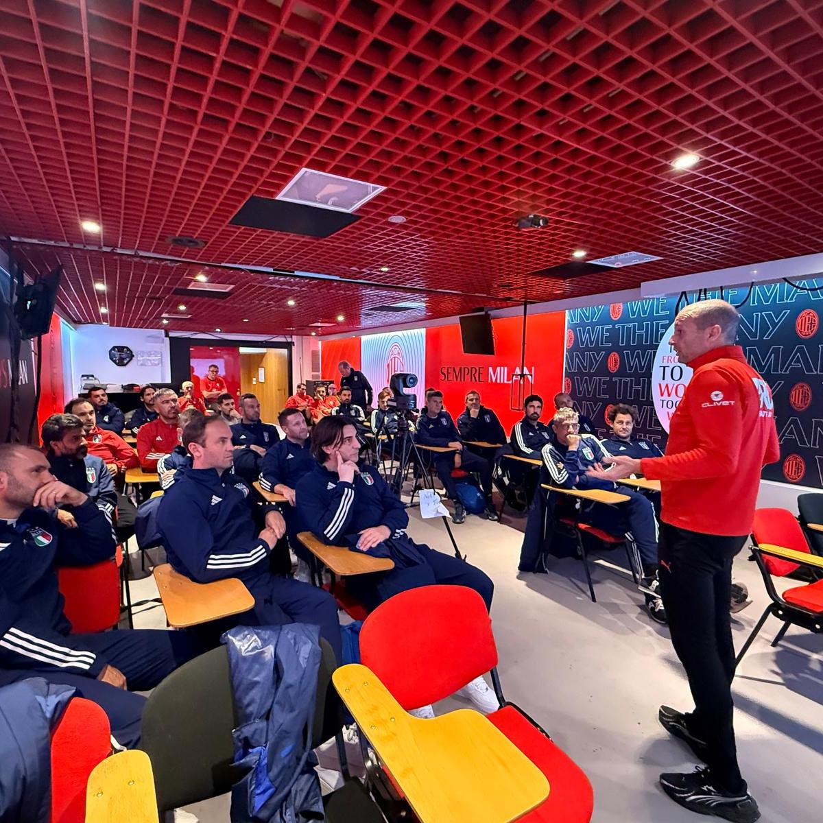 Gli allievi del Master UEFA Pro a lezione da Allegri: uno stage di due giorni a Milanello