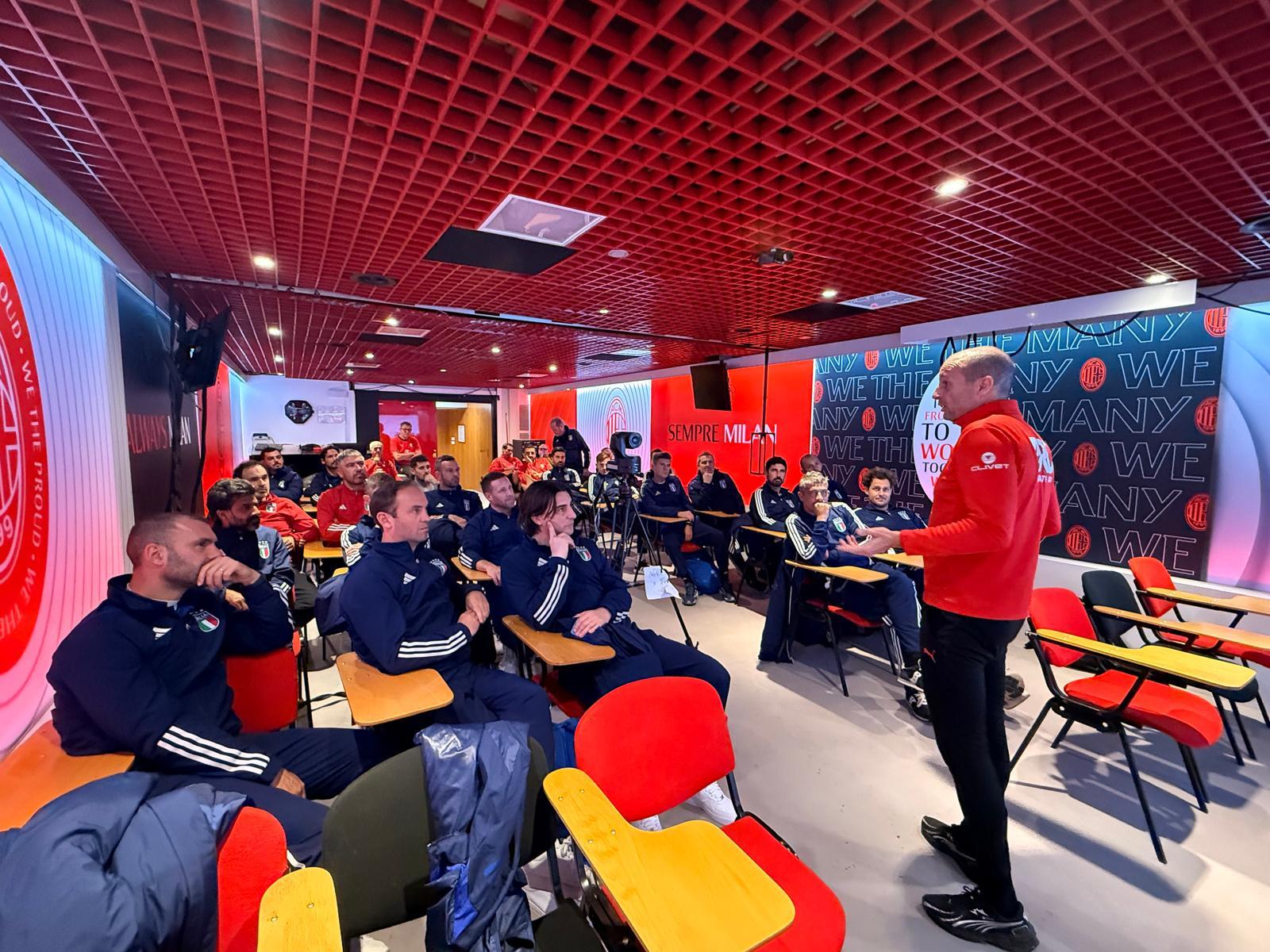 Gli allievi del Master UEFA Pro a lezione da Allegri: uno stage di due giorni a Milanello