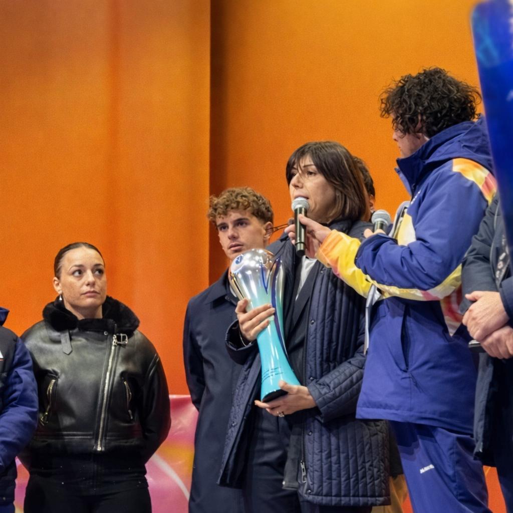 La Supercoppa Women sul palco con la Fiaccola Olimpica: il trofeo in mostra a Pescara