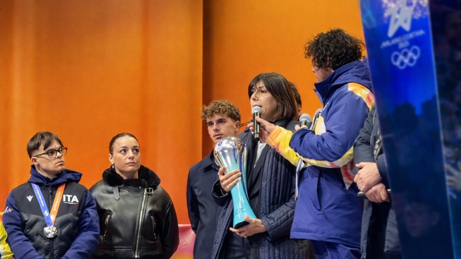 La Supercoppa Women sul palco con la Fiaccola Olimpica: il trofeo in mostra a Pescara