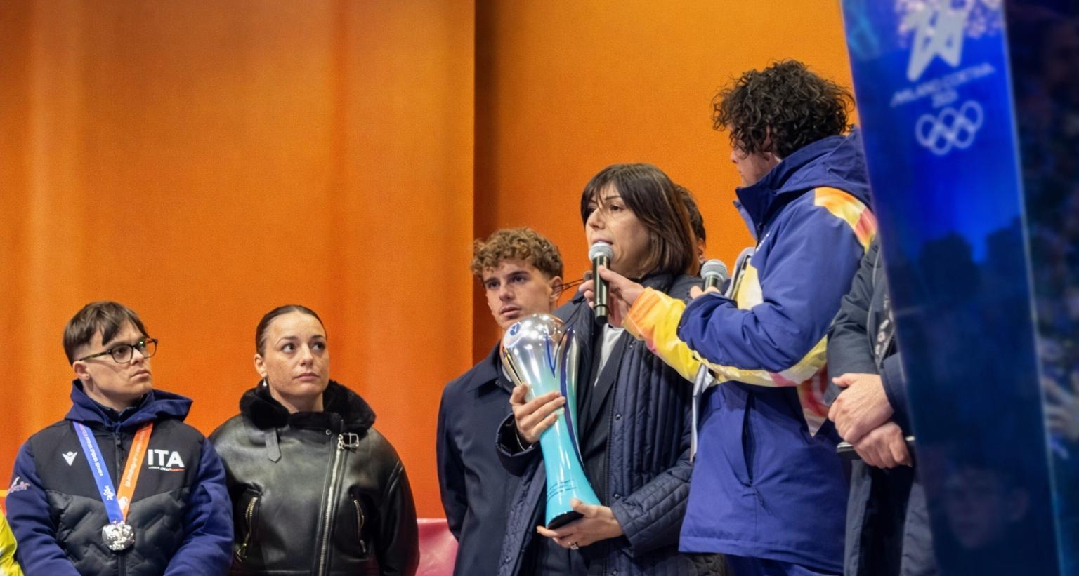 La Supercoppa Women sul palco con la Fiaccola Olimpica: il trofeo in mostra a Pescara