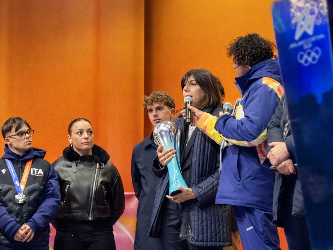 La Supercoppa Women sul palco con la Fiaccola Olimpica: il trofeo in mostra a Pescara