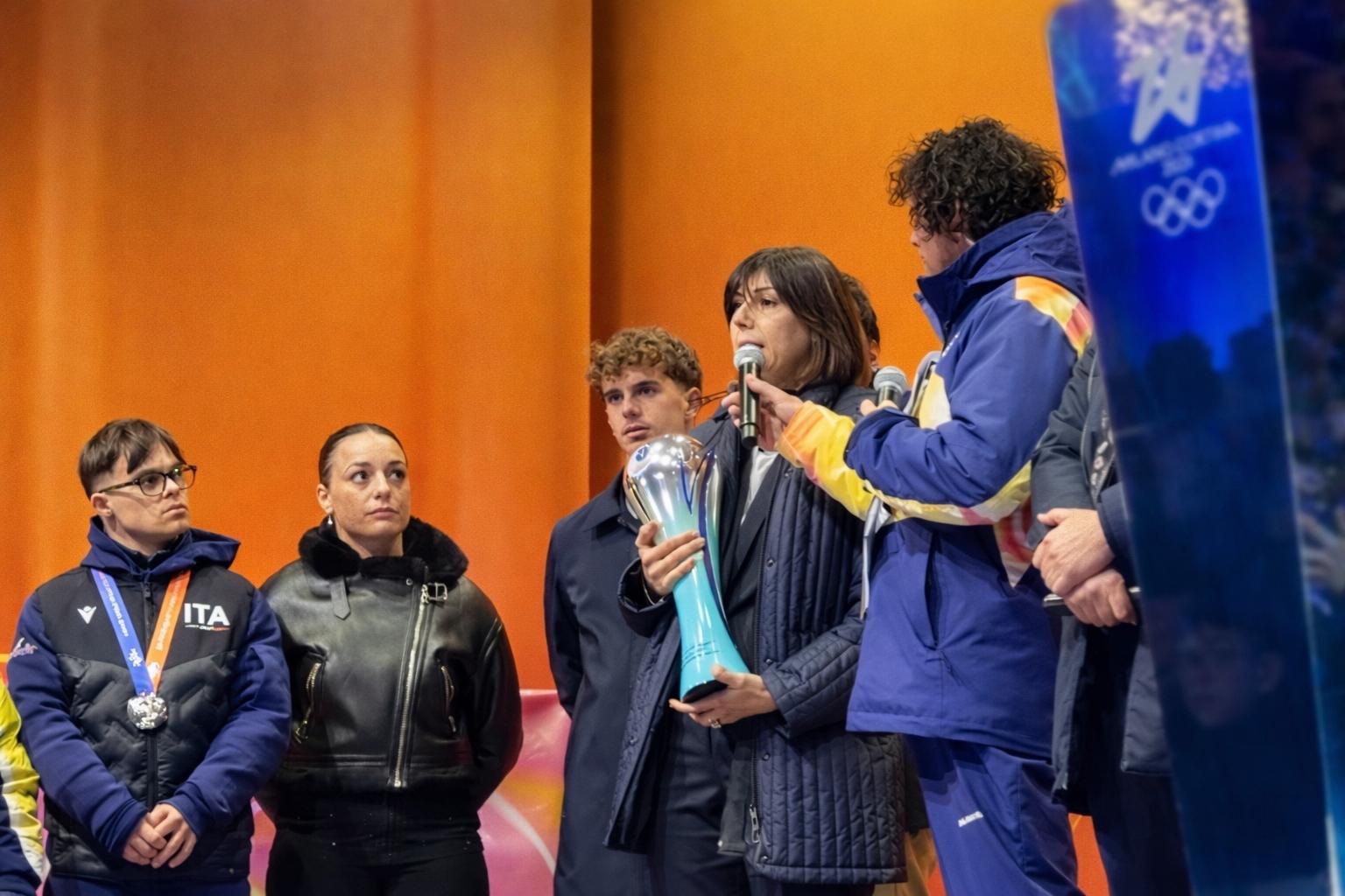 La Supercoppa Women sul palco con la Fiaccola Olimpica: il trofeo in mostra a Pescara