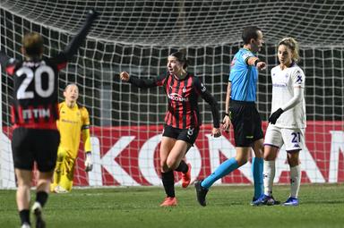 Arrigoni risponde a Woldvik: parità tra Milan e Fiorentina nell’andata dei quarti. Mercoledì Ternana-Inter e il derby di Roma