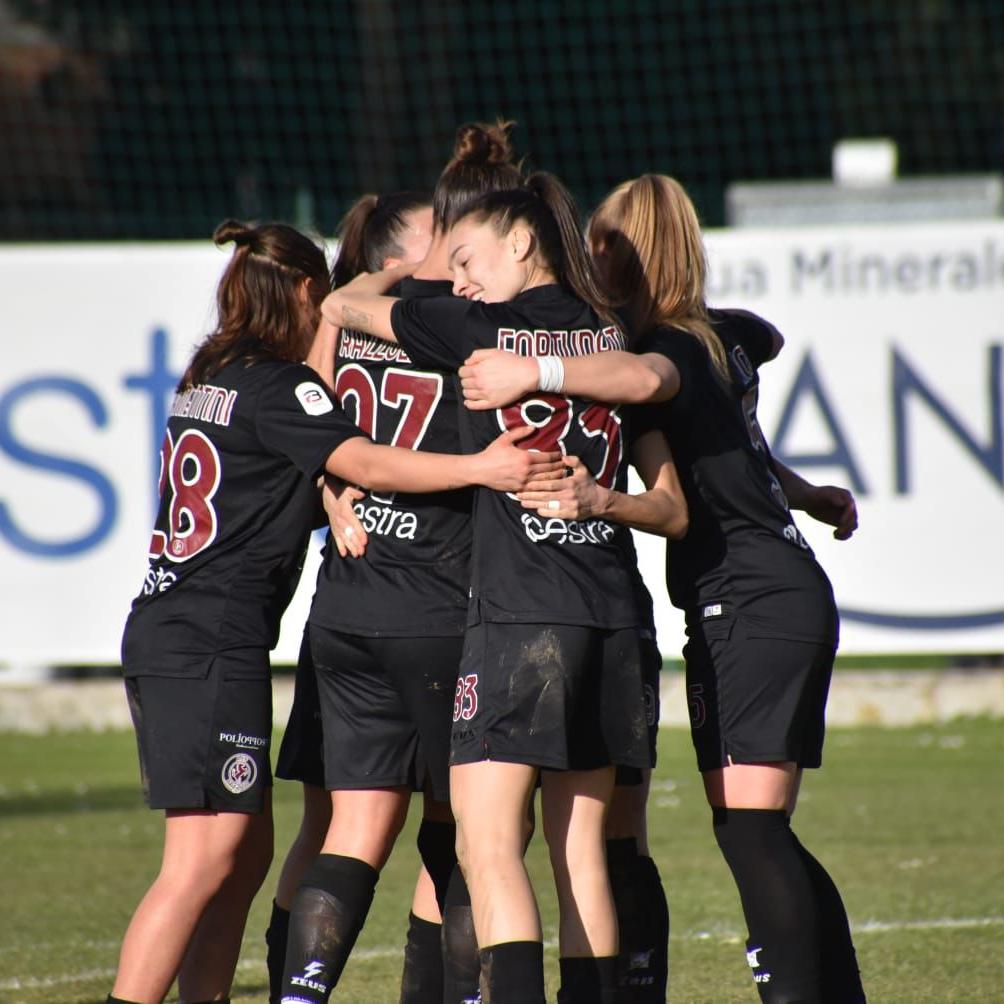 L’Arezzo torna alla vittoria dopo tre gare: Vicenza piegato 3-1 nell’anticipo. Domenica il Como 1907 riceve il Bologna