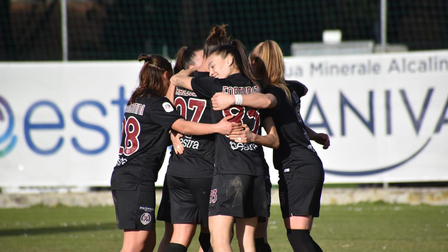 L’Arezzo torna alla vittoria dopo tre gare: Vicenza piegato 3-1 nell’anticipo. Domenica il Como 1907 riceve il Bologna