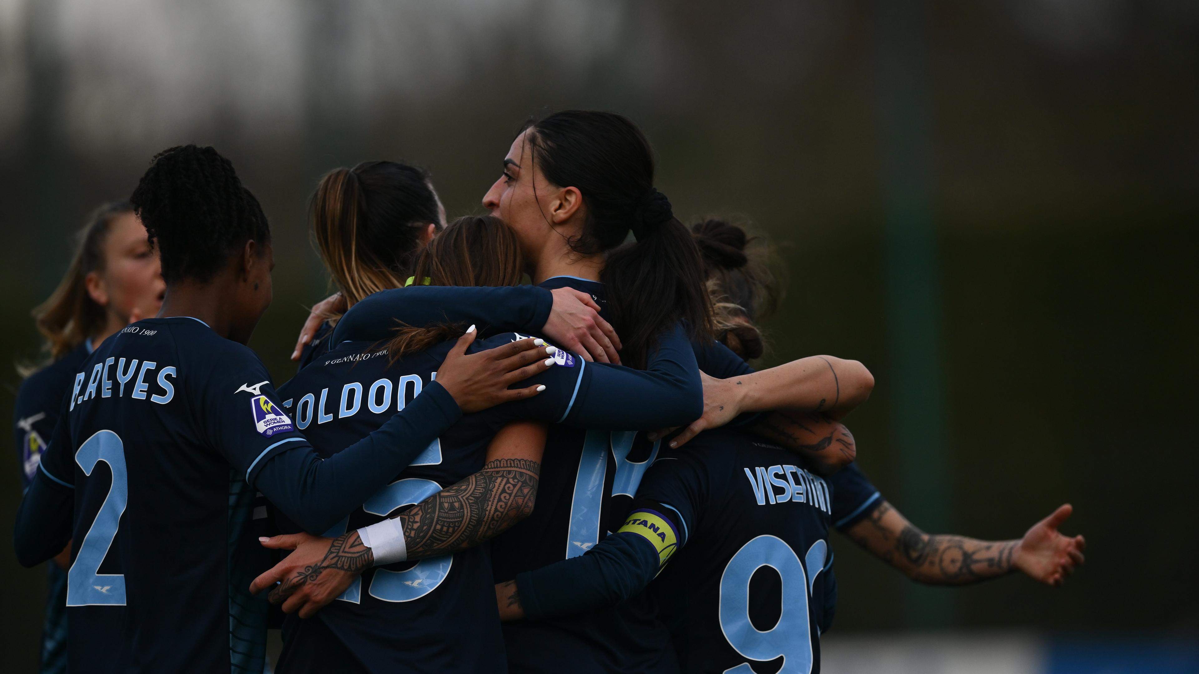 La Lazio si impone 3-0 sulla Fiorentina e la aggancia in classifica