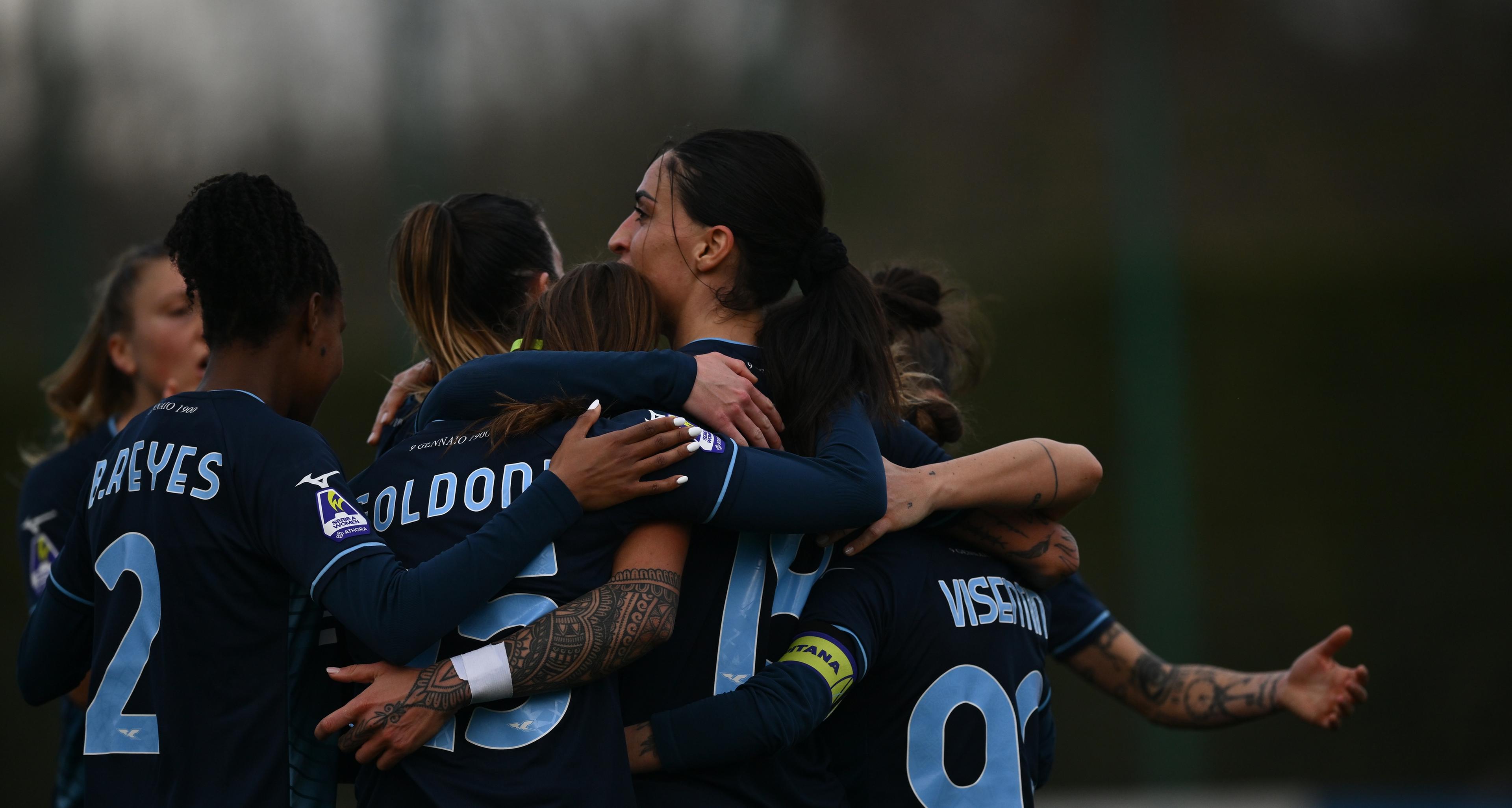 La Lazio si impone 3-0 sulla Fiorentina e la aggancia in classifica