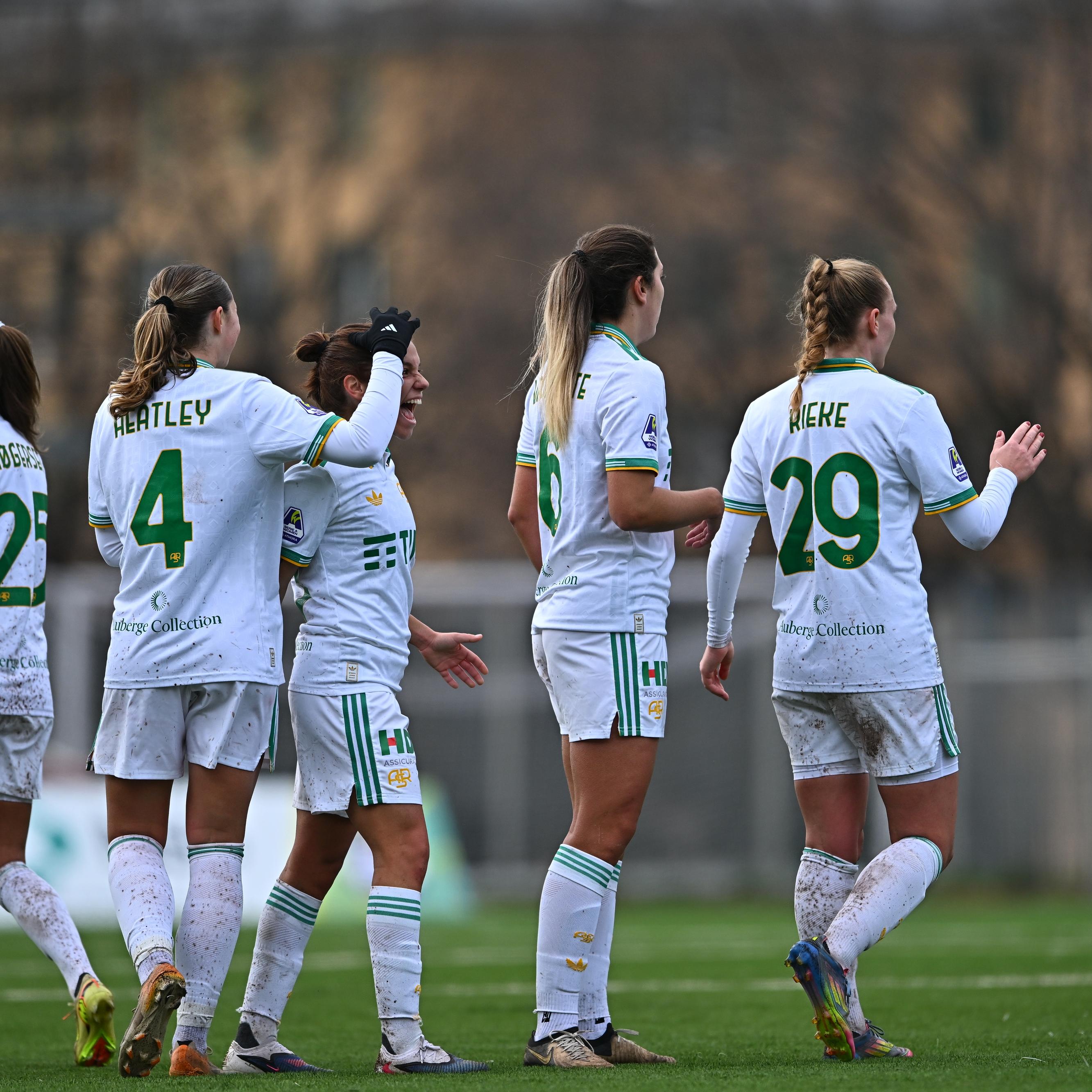 La Roma batte di misura il Genoa, l’Inter risponde strappando un 3-2 sul Como al 94’, vincono Milan e Napoli