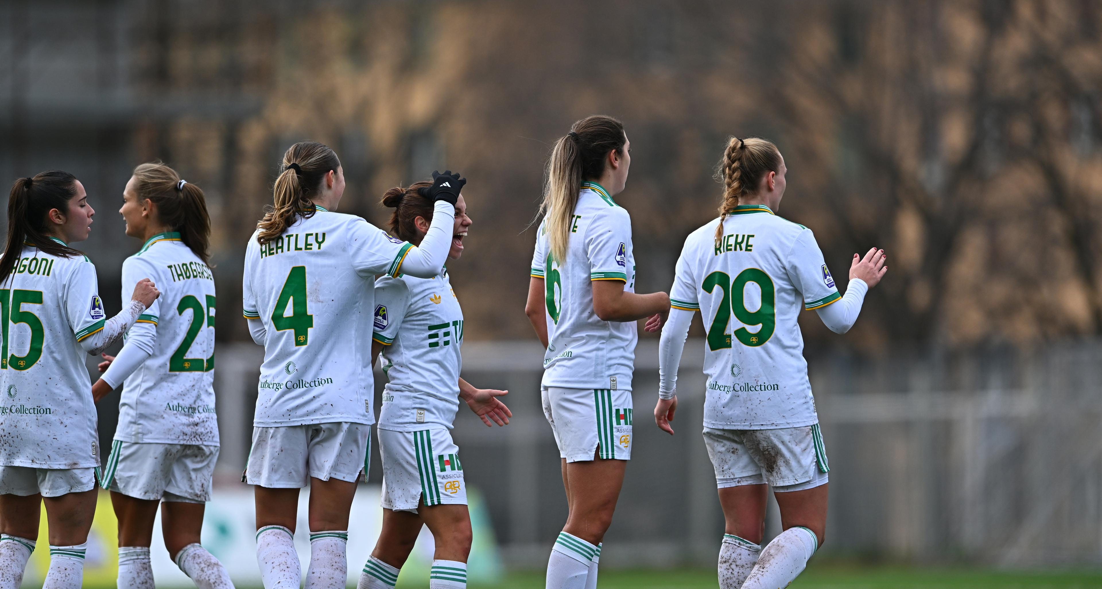 La Roma batte di misura il Genoa, l’Inter risponde strappando un 3-2 sul Como al 94’, vincono Milan e Napoli