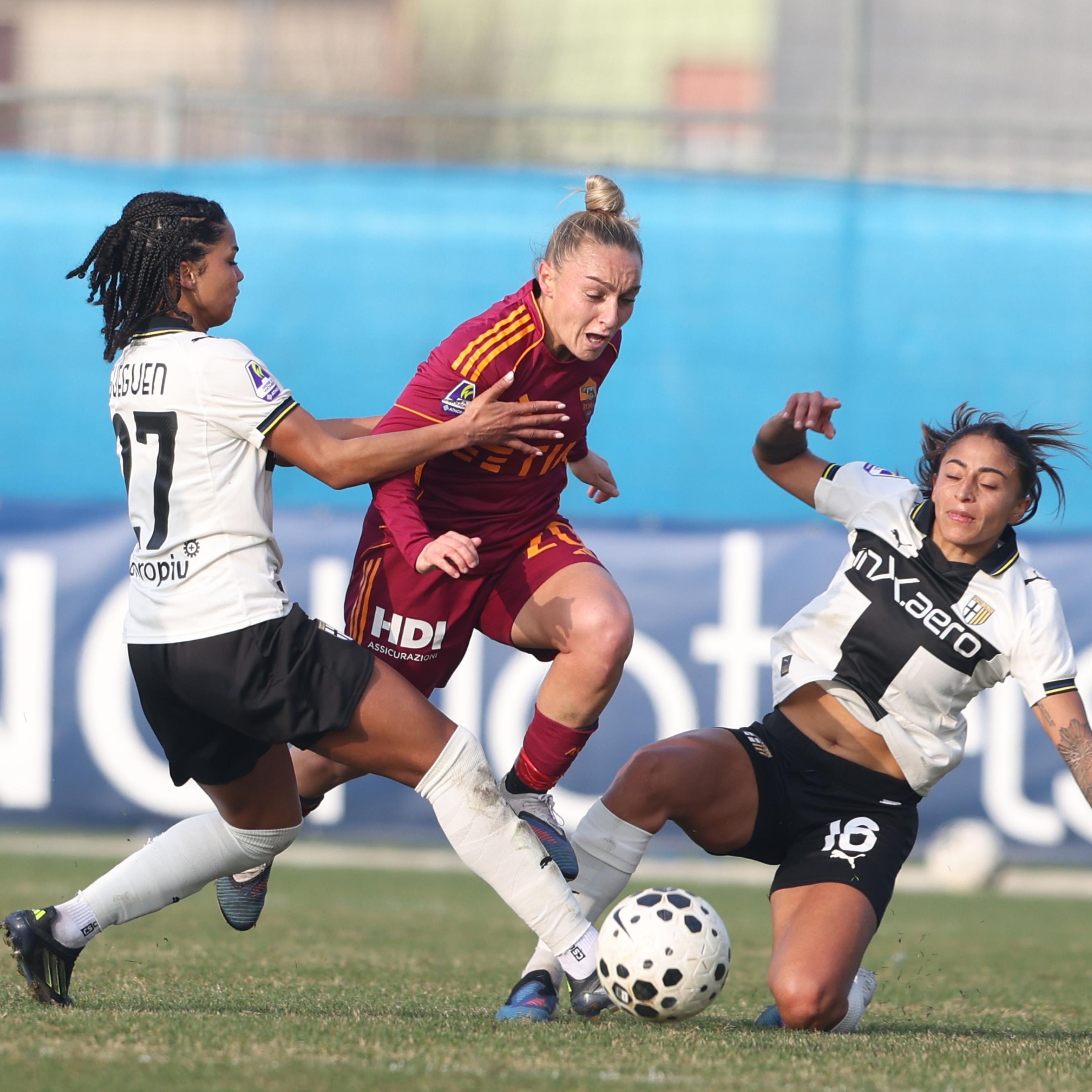 Roma frenata 3-3 dal Parma, Inter e Juventus vincono e accorciano. Per il Milan successo e 4° posto