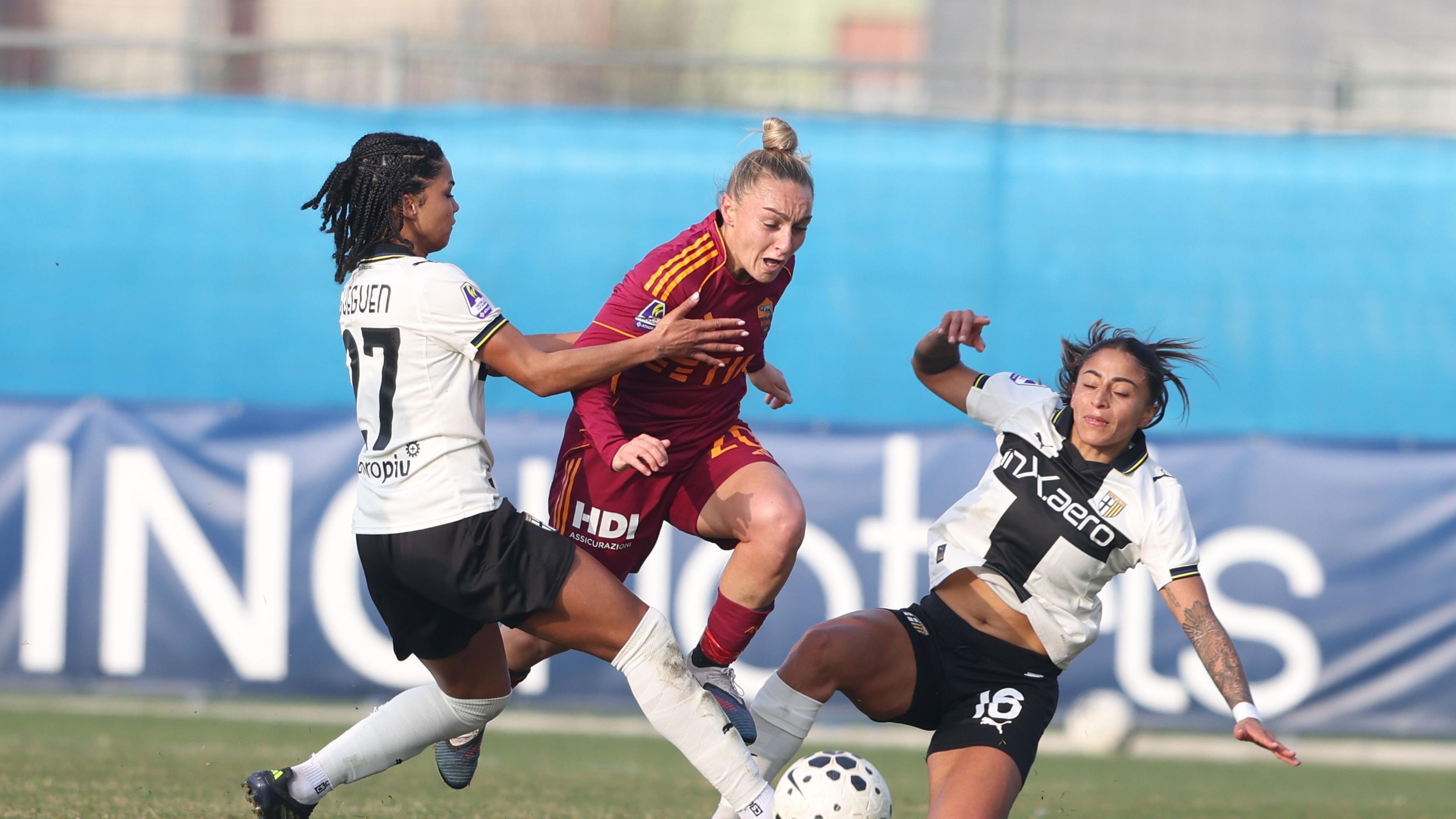 Roma frenata 3-3 dal Parma, Inter e Juventus vincono e accorciano. Per il Milan successo e 4° posto