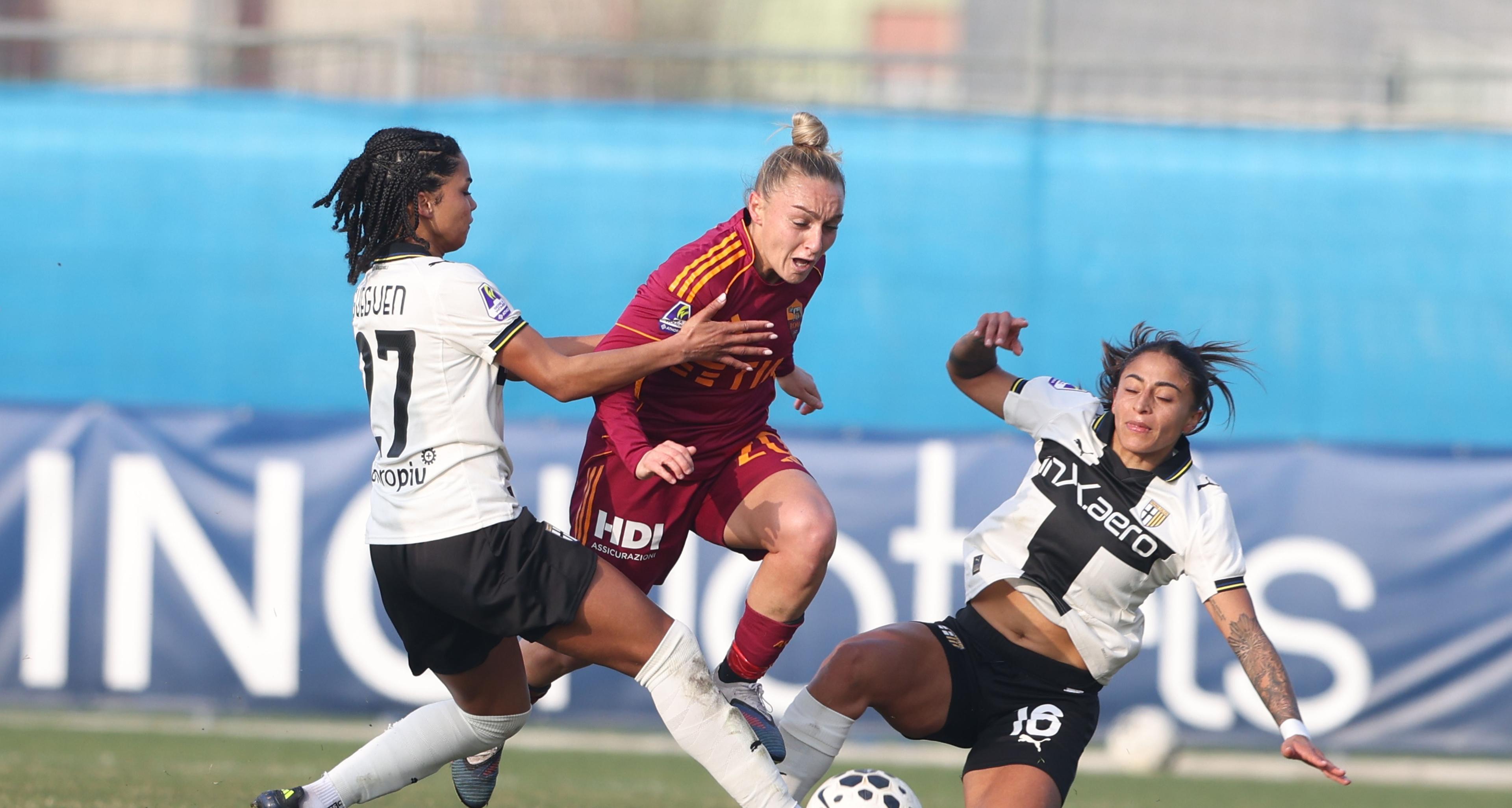 Roma frenata 3-3 dal Parma, Inter e Juventus vincono e accorciano. Per il Milan successo e 4° posto