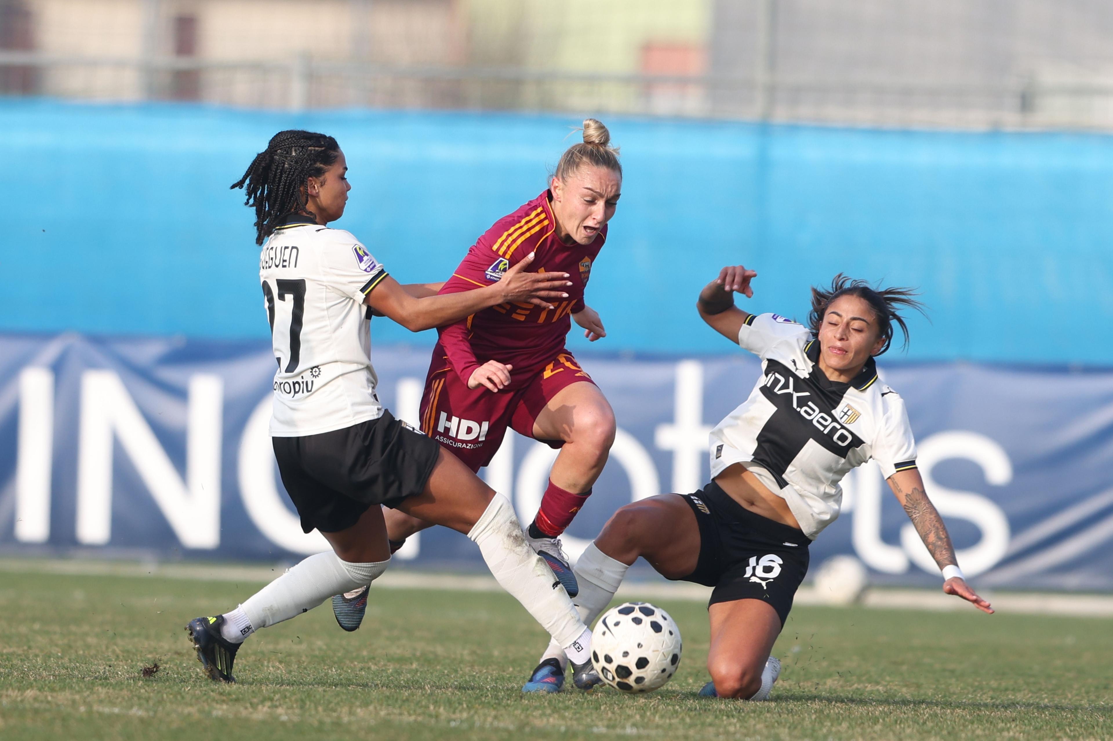 Roma frenata 3-3 dal Parma, Inter e Juventus vincono e accorciano. Per il Milan successo e 4° posto