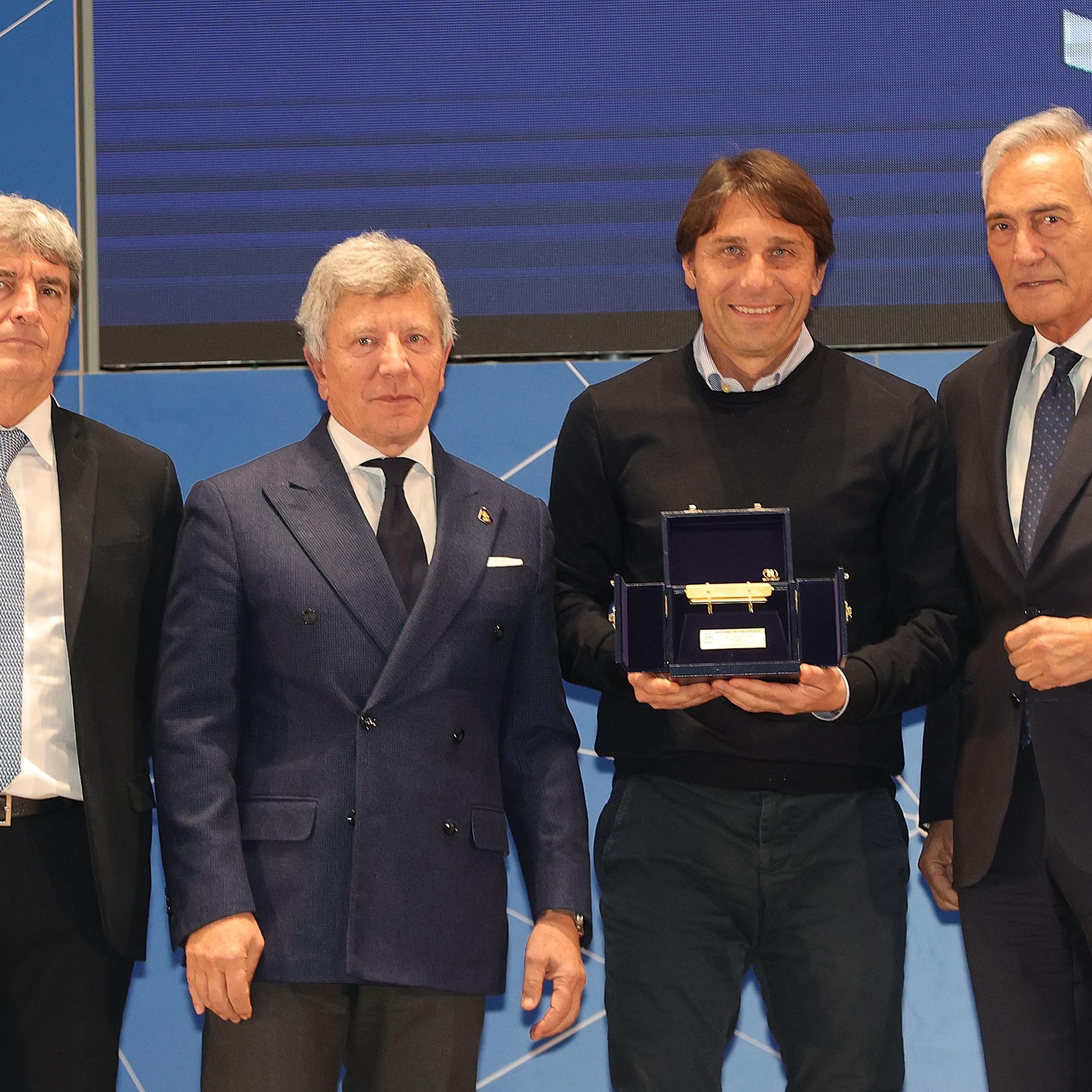 Antonio Conte vince la 34ª edizione della Panchina d’oro: “Grazie ai colleghi per il voto, condivido il premio con club, staff e calciatori”