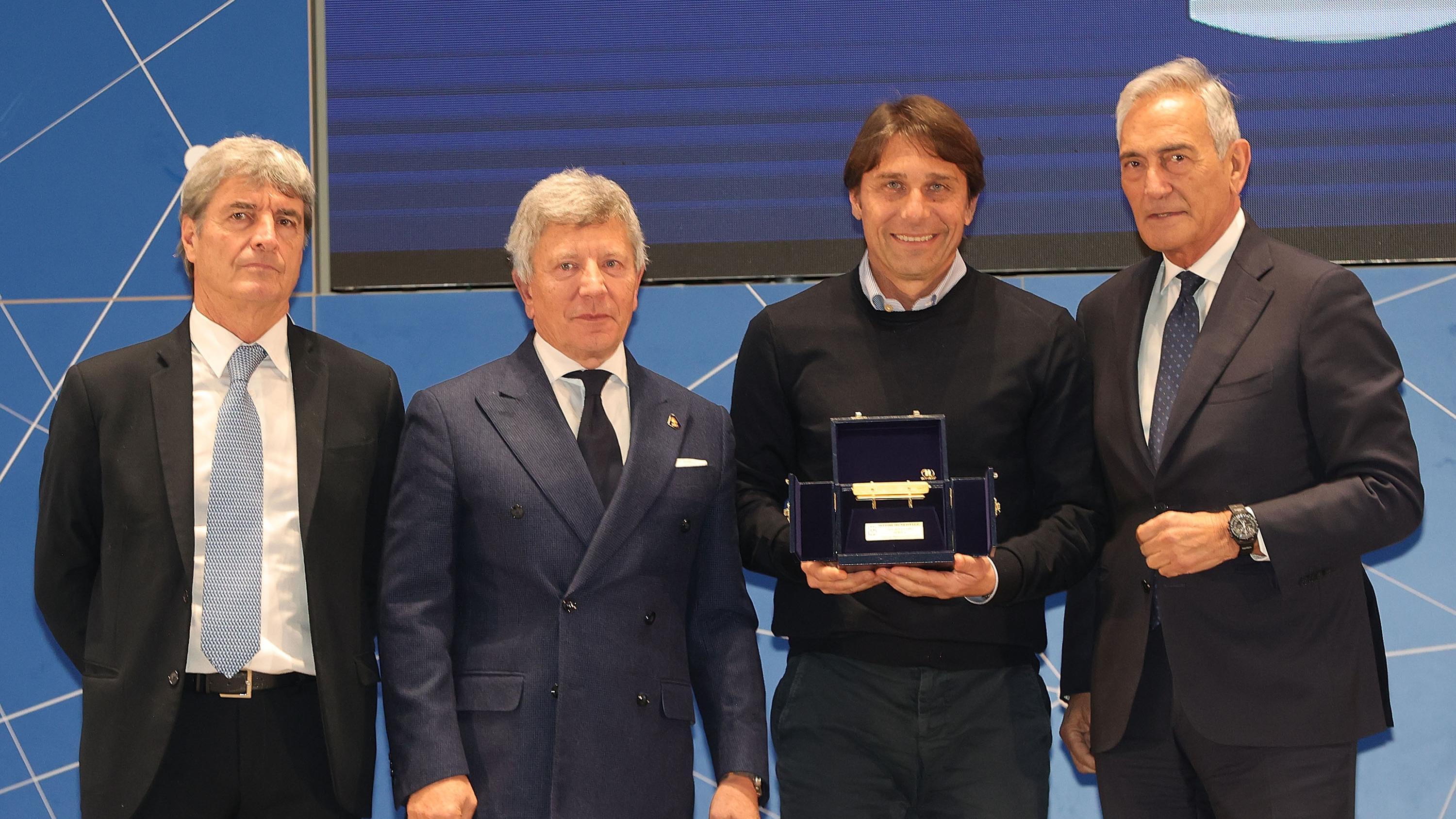 Antonio Conte vince la 34ª edizione della Panchina d’oro: “Grazie ai colleghi per il voto, condivido il premio con club, staff e calciatori”