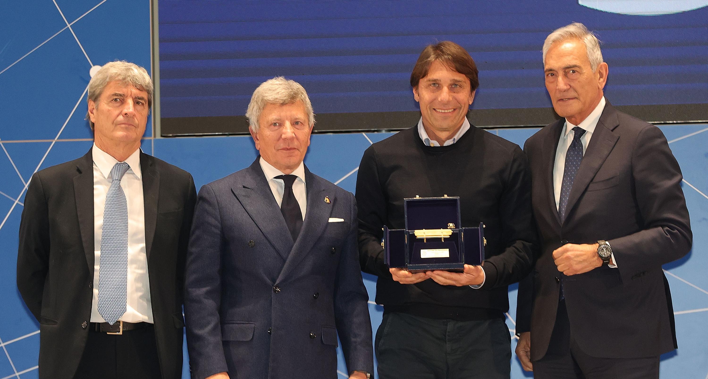 Antonio Conte vince la 34ª edizione della Panchina d’oro: “Grazie ai colleghi per il voto, condivido il premio con club, staff e calciatori”