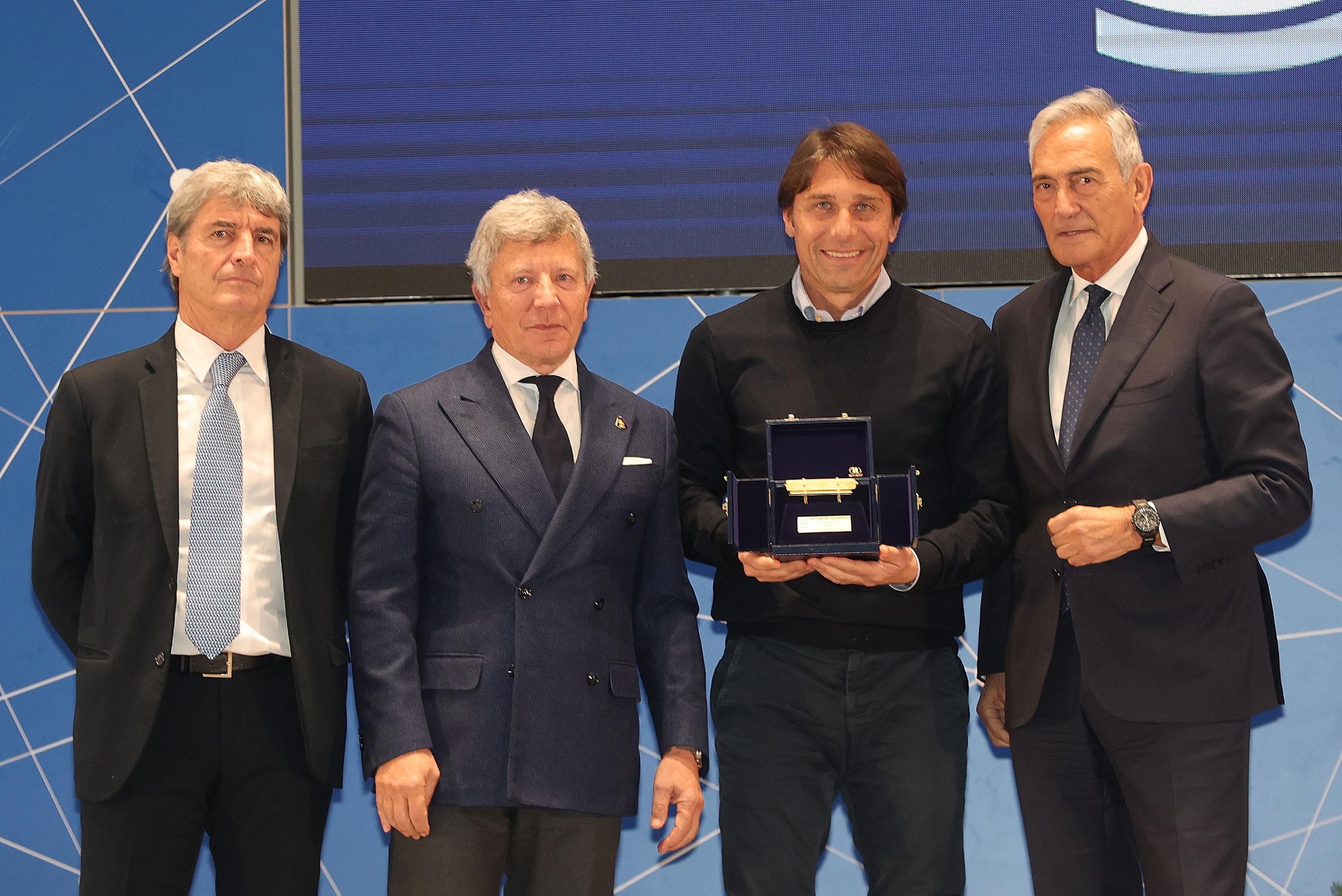 Antonio Conte vince la 34ª edizione della Panchina d’oro: “Grazie ai colleghi per il voto, condivido il premio con club, staff e calciatori”