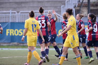 Serie B Femminile – Sei gol e spettacolo nell’anticipo: il Frosinone rimonta tre volte il Bologna, niente sorpasso al secondo posto per le emiliane