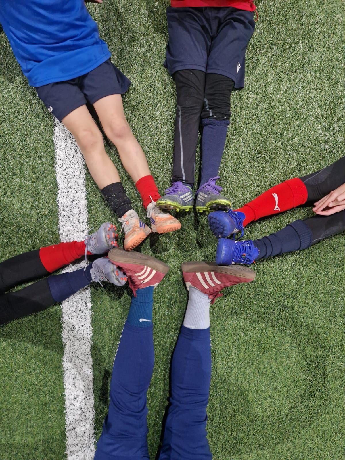 Calzini spaiati, cuori uniti: una giornata che parla di diversità, inclusione e futuro