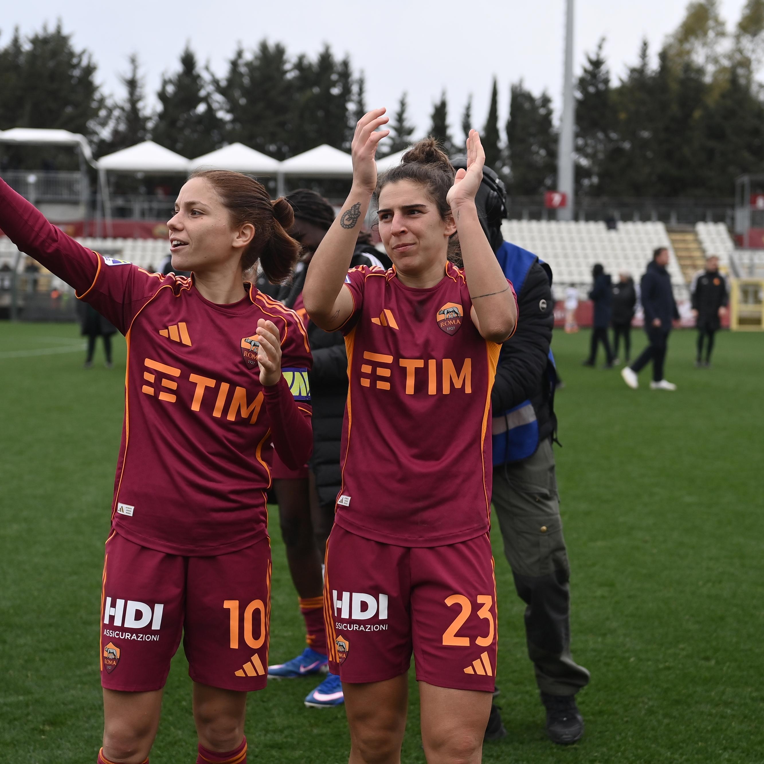 La Roma supera 1-0 il Milan e l’Inter risponde con un 3-0 sulla Fiorentina, vince ancora il Napoli