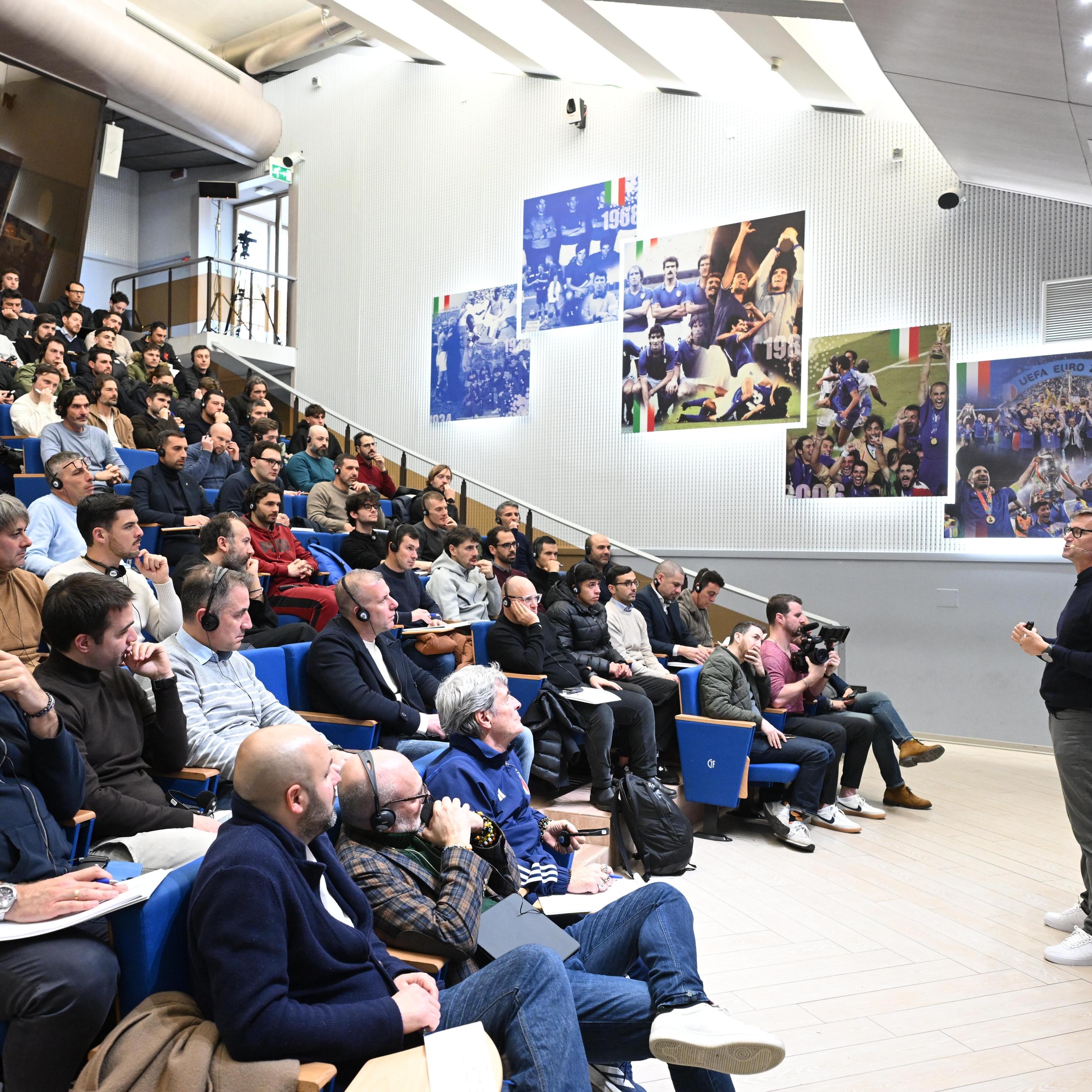Jesse Marsch: le immagini della lezione del Ct del Canada a Coverciano