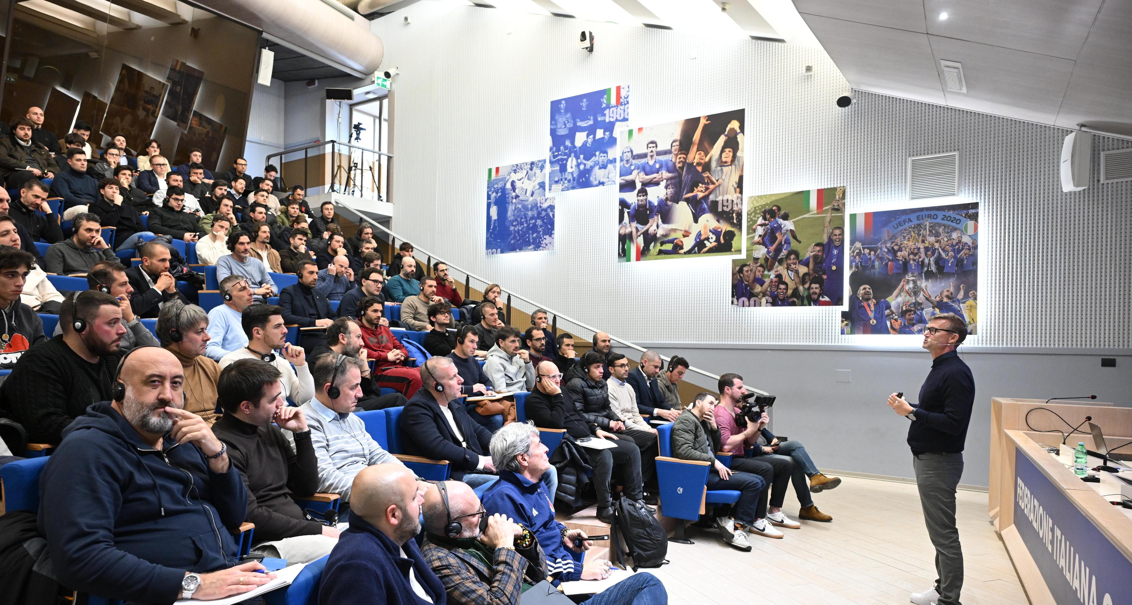 Jesse Marsch: le immagini della lezione del Ct del Canada a Coverciano