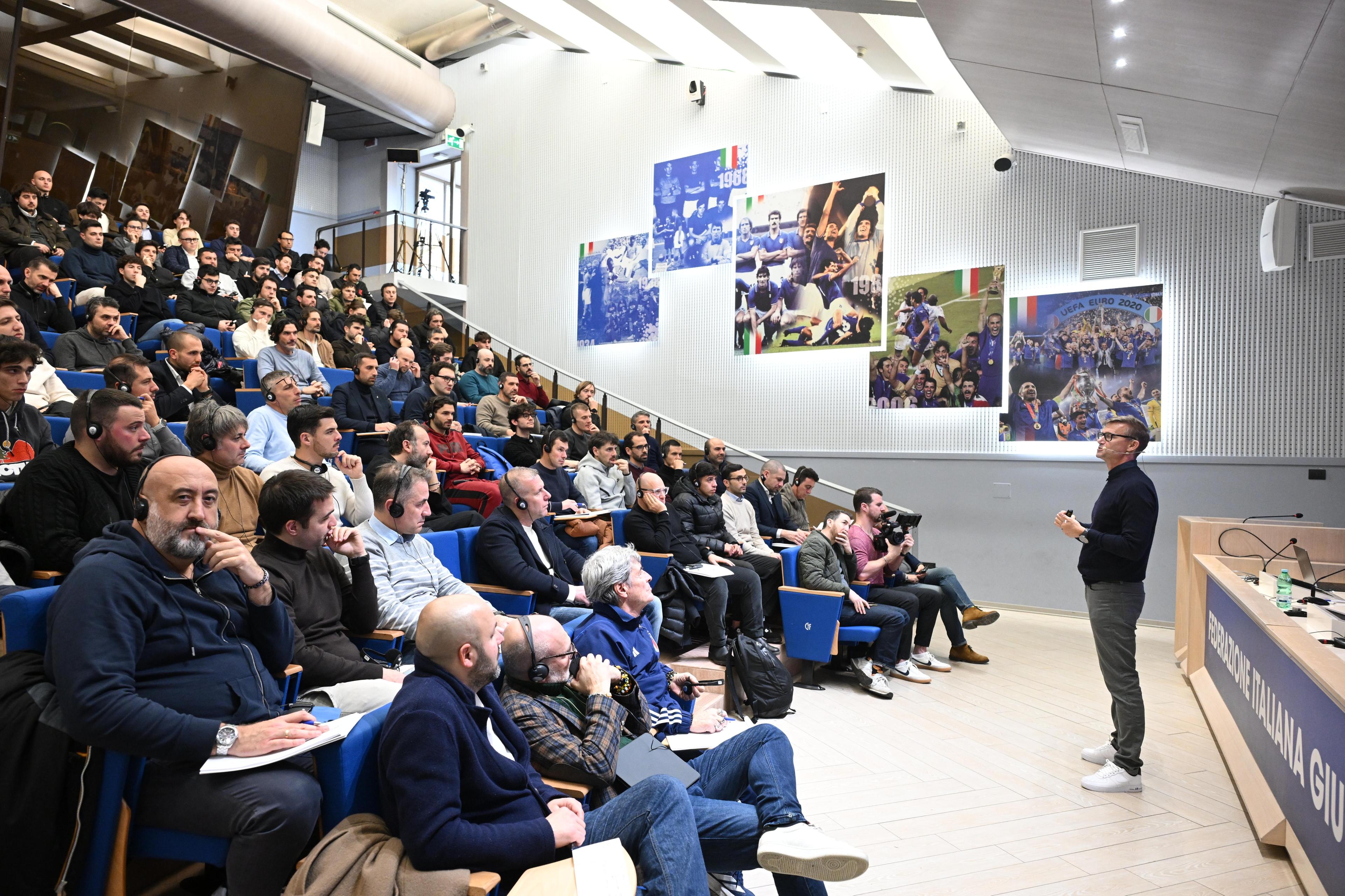 Jesse Marsch: le immagini della lezione del Ct del Canada a Coverciano