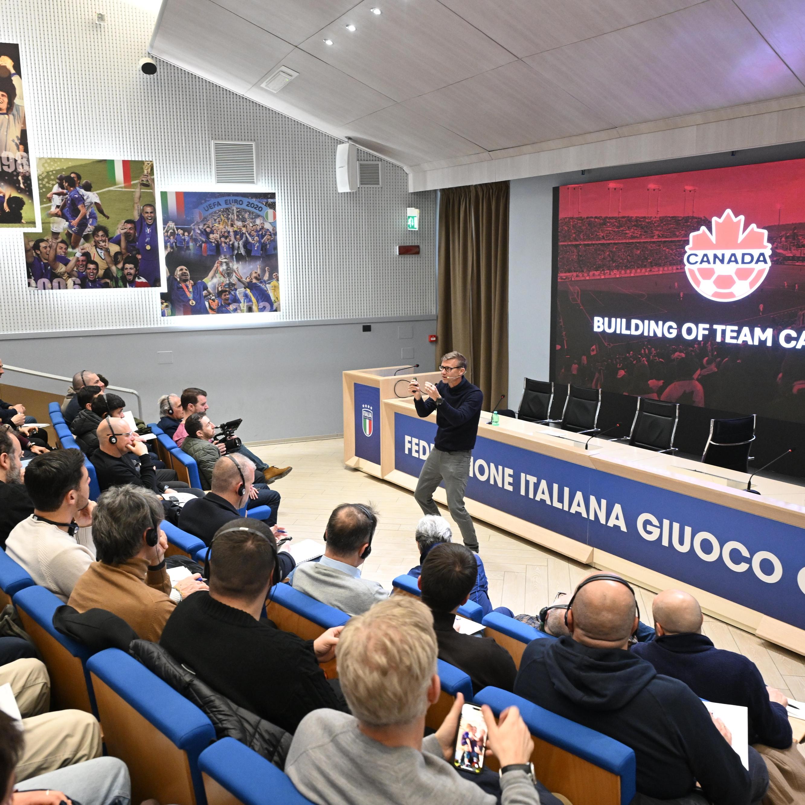 A Coverciano la lezione plenaria del Ct del Canada, Jesse Marsch: “Un onore e un privilegio essere qui”