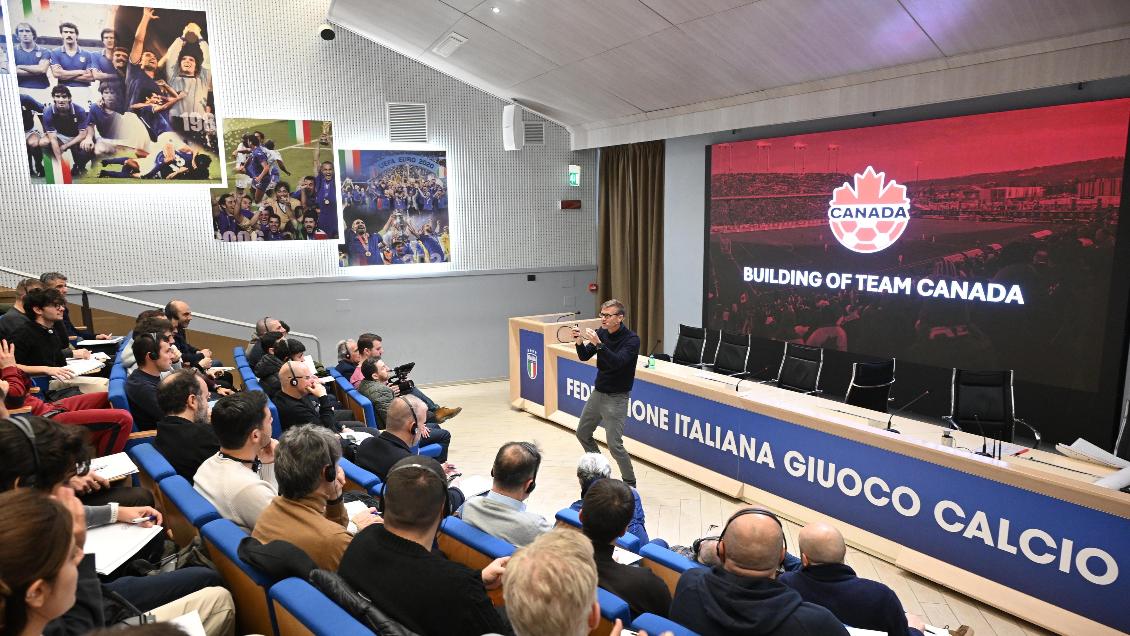 A Coverciano la lezione plenaria del Ct del Canada, Jesse Marsch: “Un onore e un privilegio essere qui”