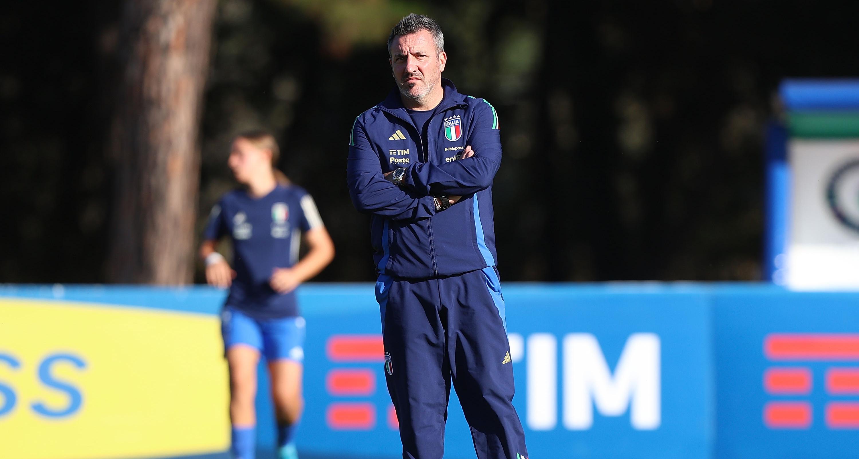 Azzurrine a Tirrenia dal 15 al 19 febbraio per i due test con la Svizzera: Leandri convoca 26 calciatrici